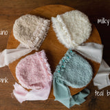 Bouclé Newborn Bonnet with Pearls and Ribbon Ties – Baby Photoshoot Hat