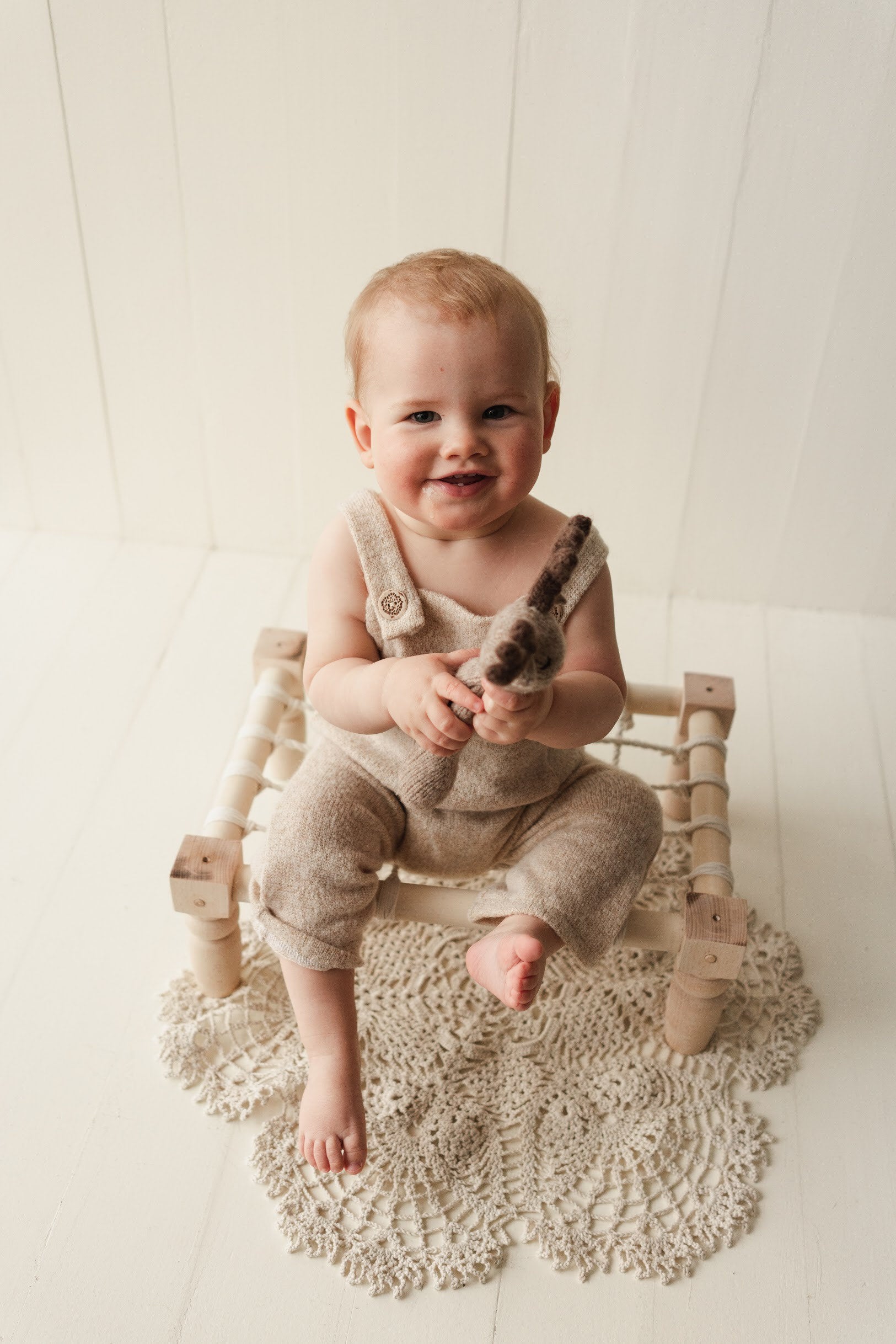 Handcrafted newborn wood rope chair – cozy photography prop