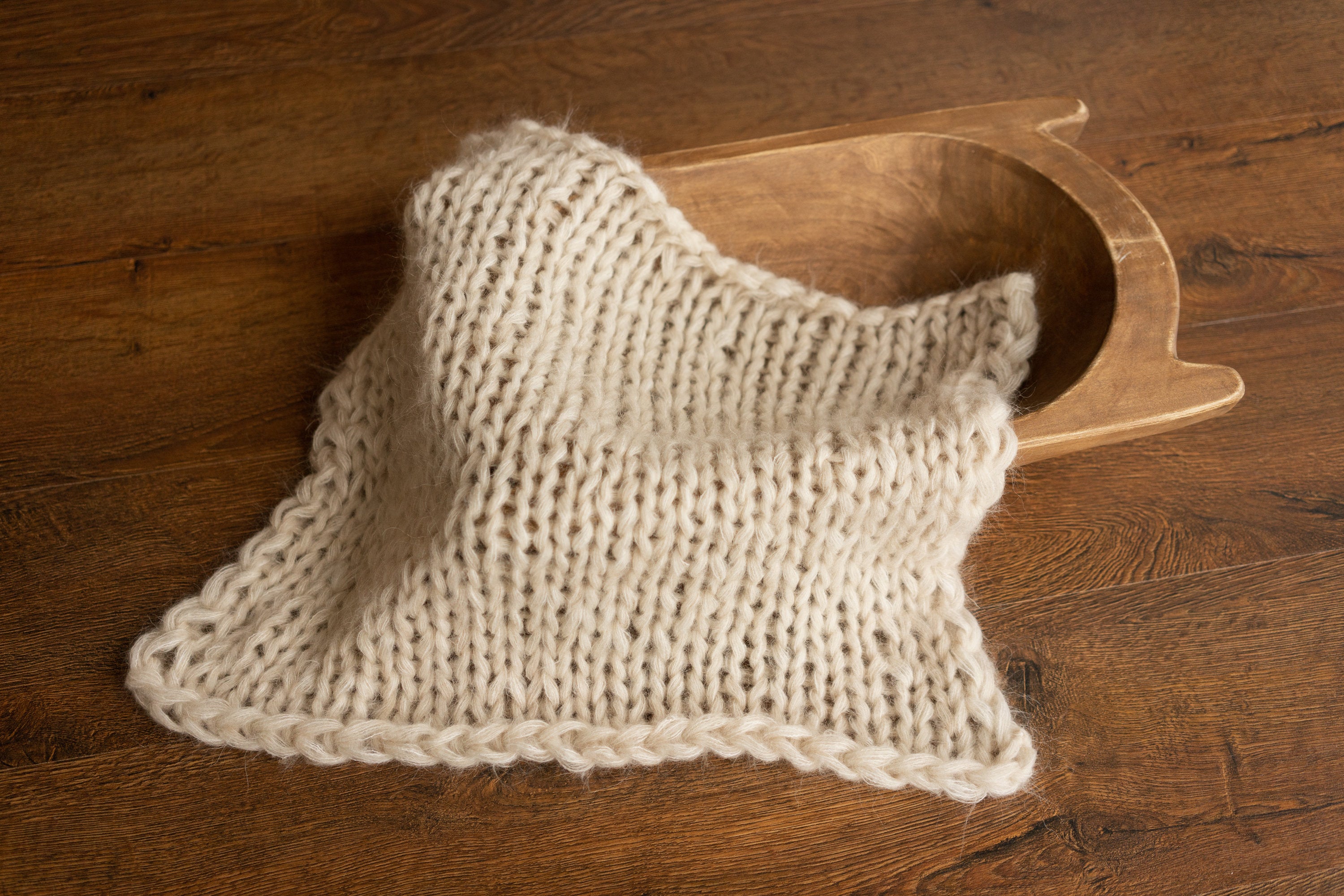 Soft knitted baby blanket and pom-pom hat – newborn photo session accessory