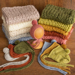 Soft knitted baby blanket and pom-pom hat – newborn photo session accessory