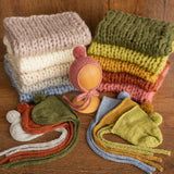 Soft knitted baby blanket and pom-pom hat – newborn photo session accessory