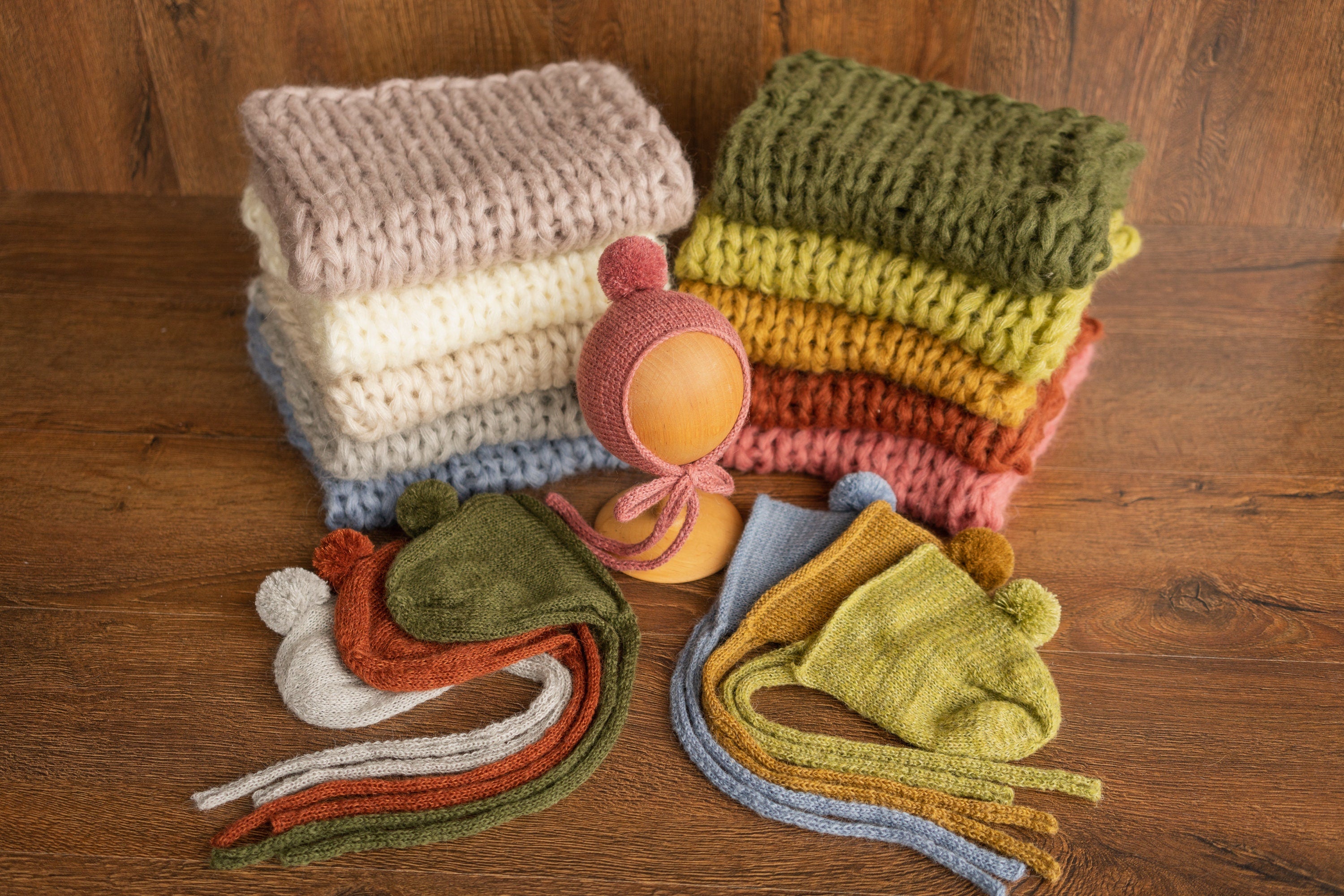 Soft knitted baby blanket and pom-pom hat – newborn photo session accessory