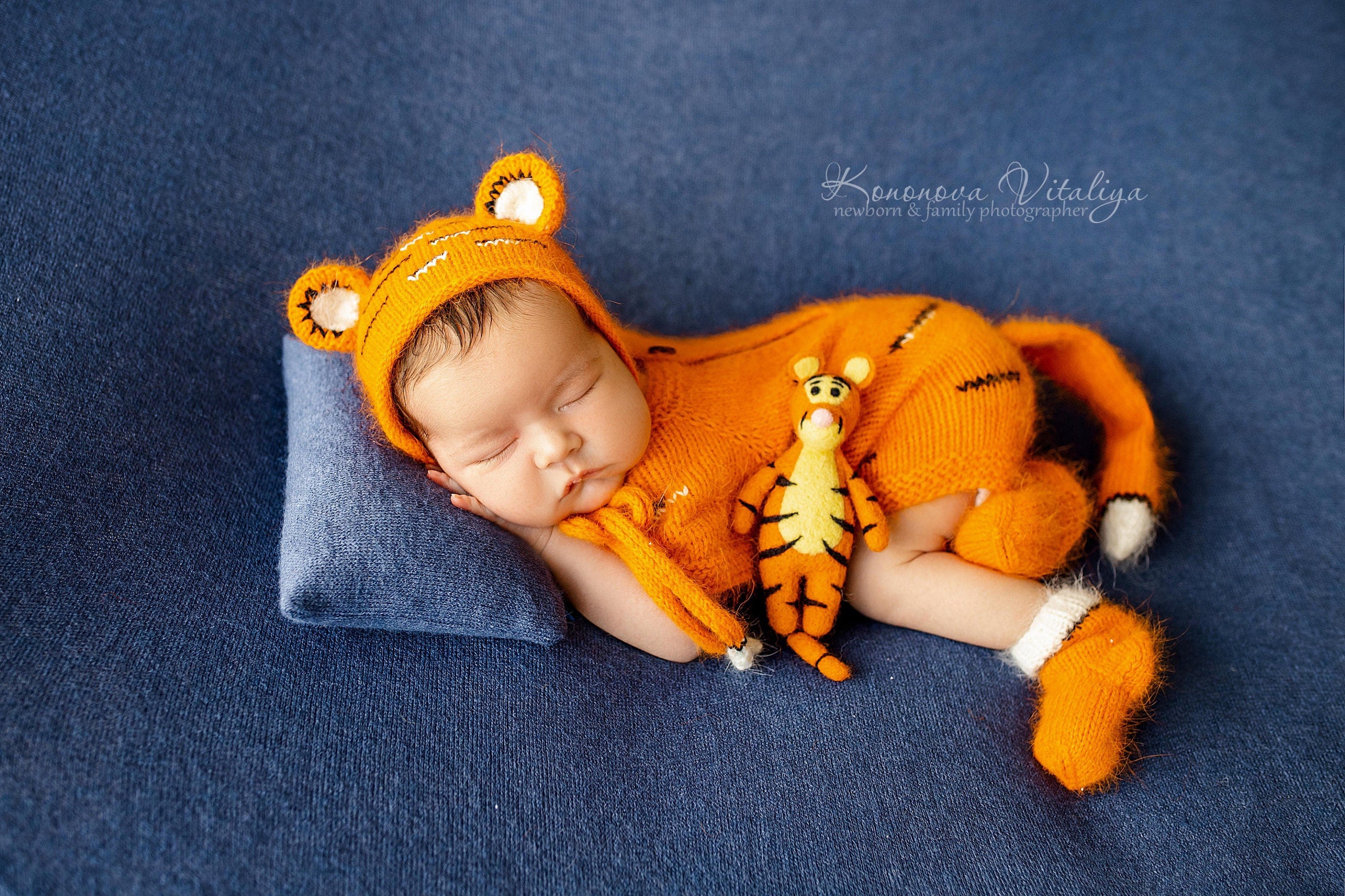 Tiger Newborn Knitted Outfit,Newborn Tiger Outfit,Newborn Photography props,Baby Tiger Costume,Newborn Felted Tiger Toy,Tiger Bonnet and Toy