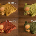 Soft knitted baby blanket and pom-pom hat – newborn photo session accessory