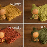 Soft knitted baby blanket and pom-pom hat – newborn photo session accessory