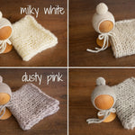 Soft knitted baby blanket and pom-pom hat – newborn photo session accessory