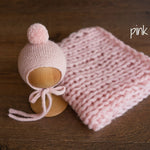 Soft knitted baby blanket and pom-pom hat – newborn photo session accessory