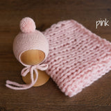 Soft knitted baby blanket and pom-pom hat – newborn photo session accessory