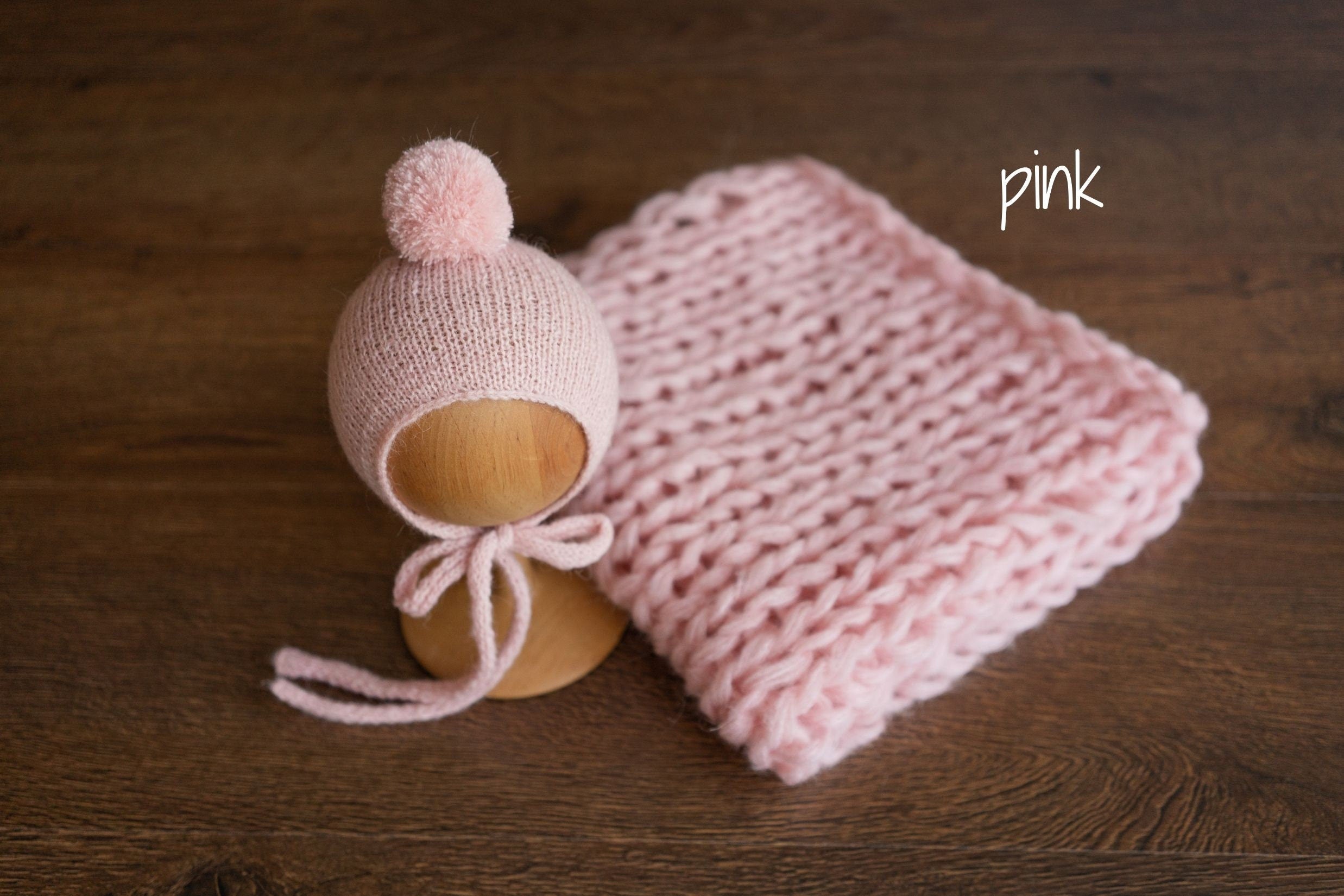 Soft knitted baby blanket and pom-pom hat – newborn photo session accessory