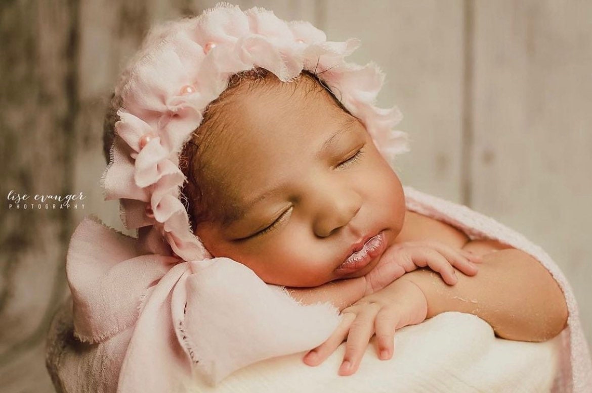 Newborn Knitted Bonnet with Pearls and Chiffon Ties, Newborn Girl Outfit, Newborn Girl Bonnet, Newborn Photography Props for Girl, Girl Hat