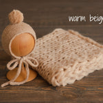 Soft knitted baby blanket and pom-pom hat – newborn photo session accessory