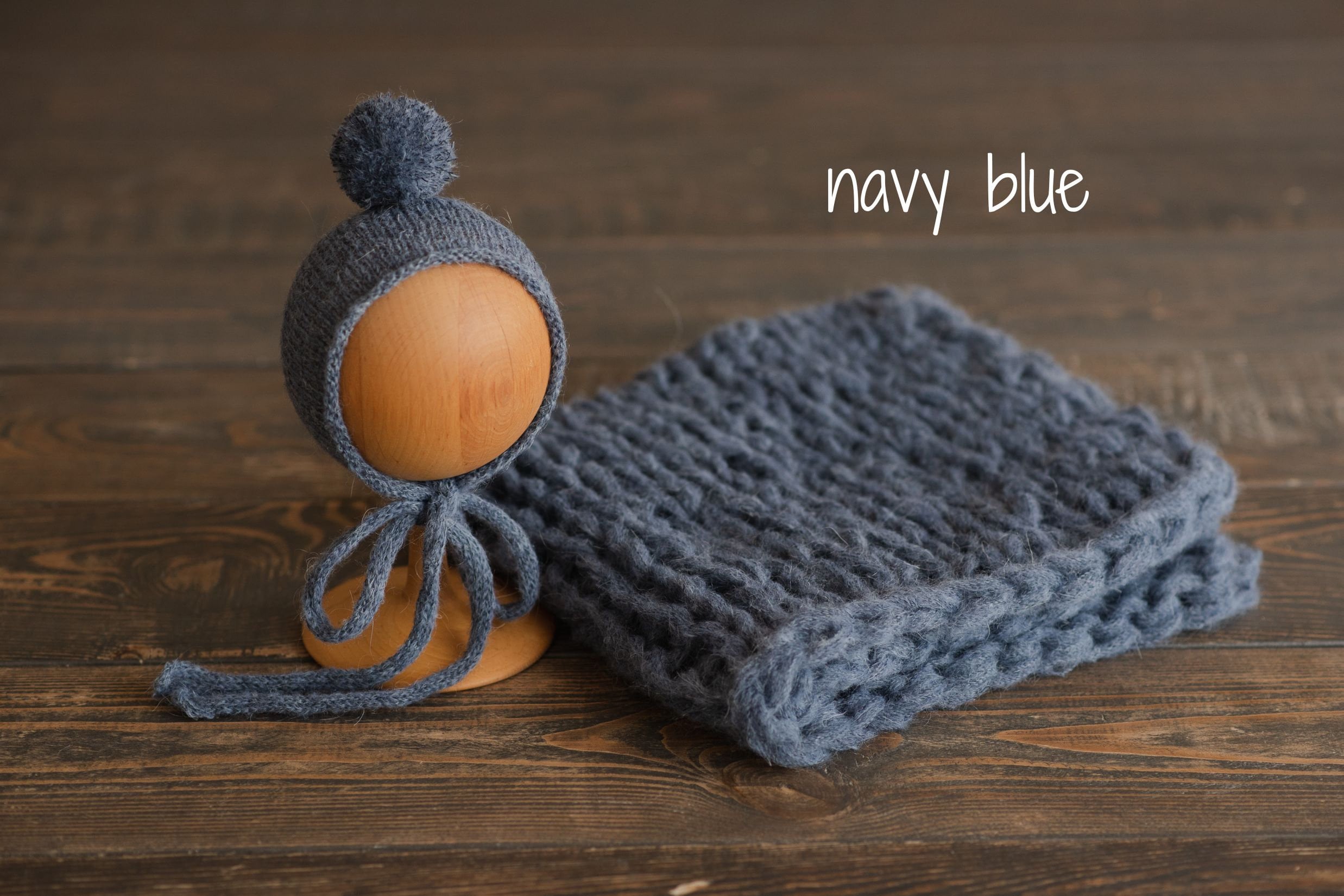 Soft knitted baby blanket and pom-pom hat – newborn photo session accessory