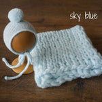 Soft knitted baby blanket and pom-pom hat – newborn photo session accessory