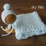 Soft knitted baby blanket and pom-pom hat – newborn photo session accessory