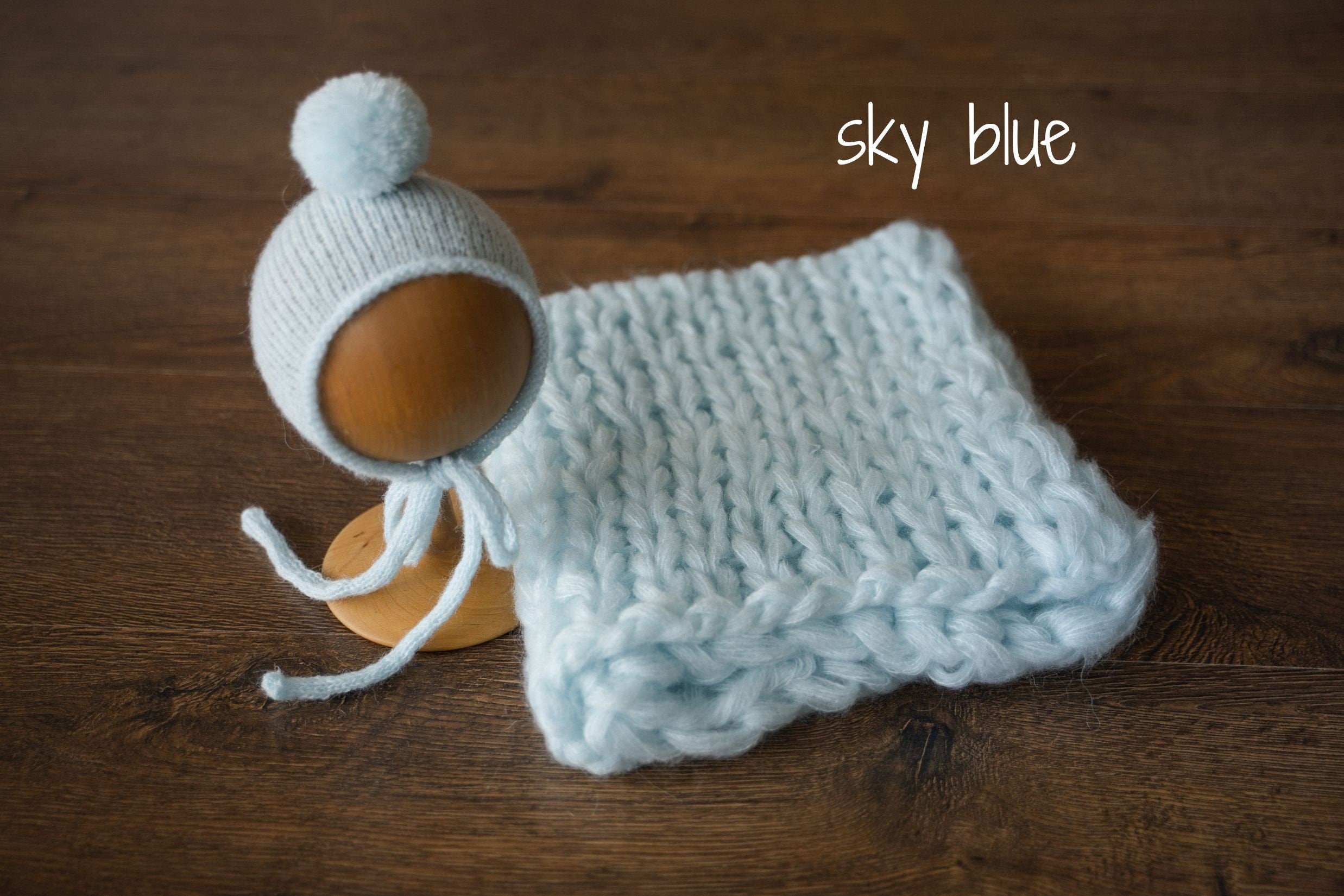 Soft knitted baby blanket and pom-pom hat – newborn photo session accessory