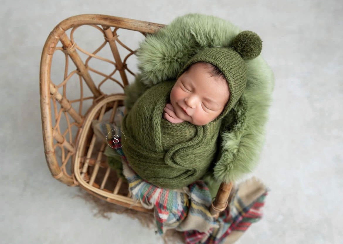 Soft mohair newborn wrap and bonnet – cozy and stretchy photo set