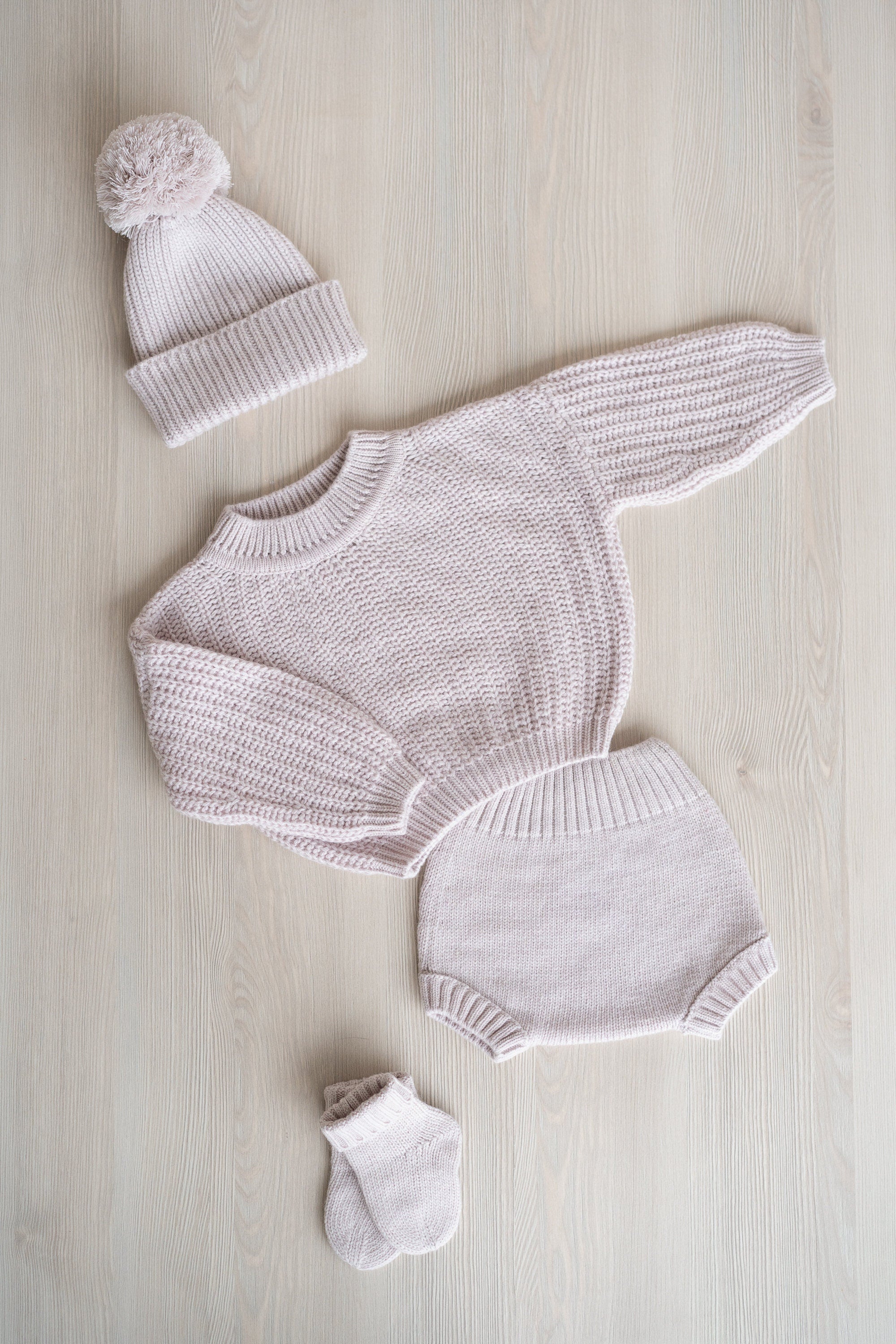 Newborn Coming Home Outfit with Knitted Baby Chunky Sweater, Bloomers, Socks and Hat with Pom Pom, Unisex Baby Knitted Sweater Outfit