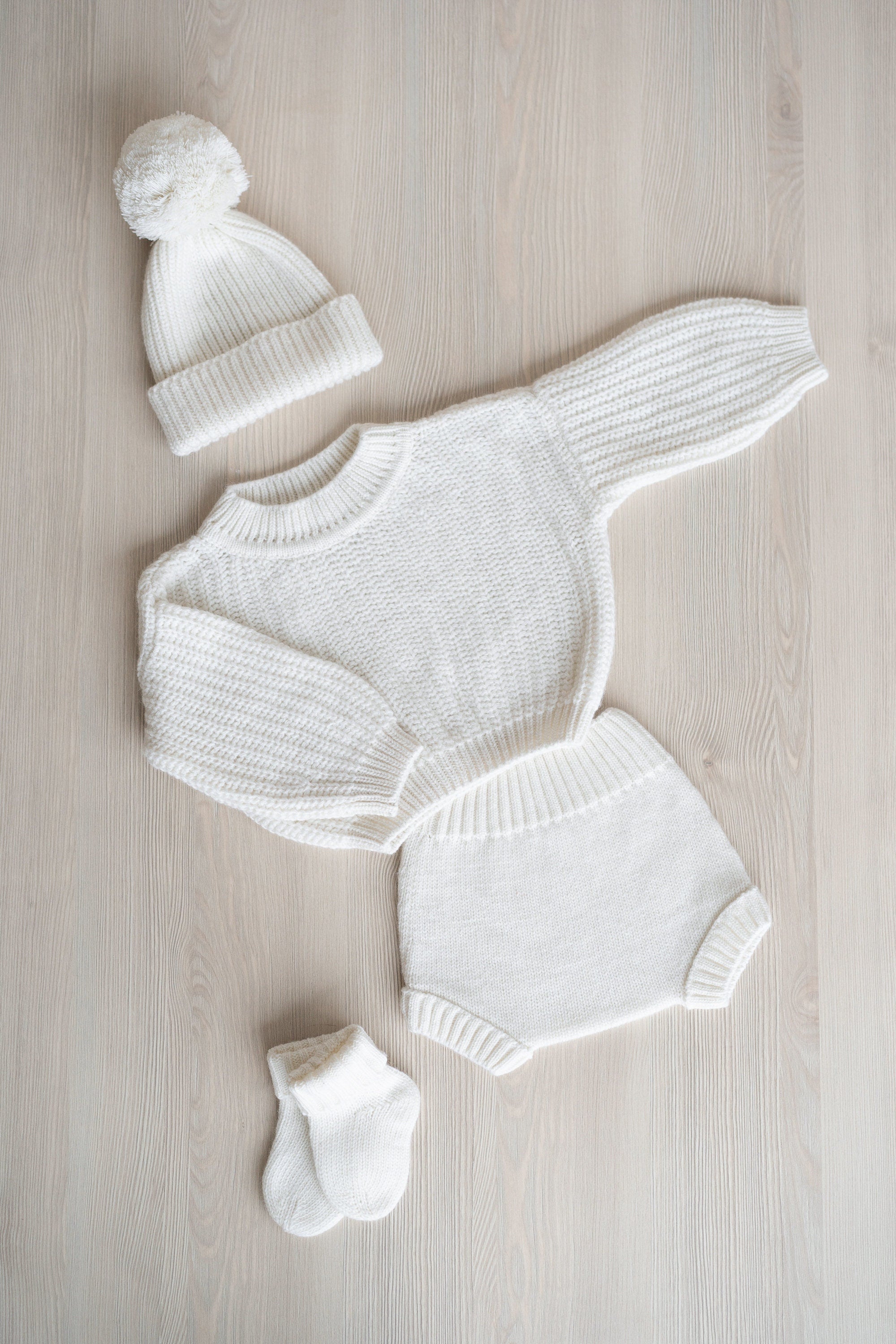Newborn Coming Home Outfit with Knitted Baby Chunky Sweater, Bloomers, Socks and Hat with Pom Pom, Unisex Baby Knitted Sweater Outfit