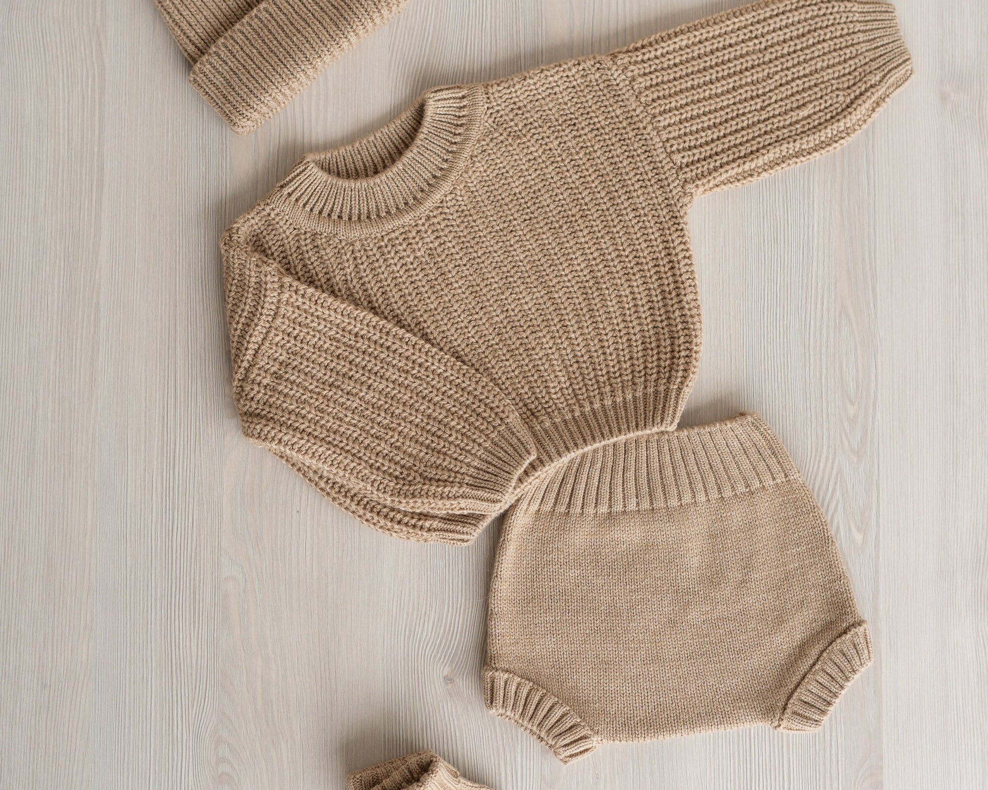 Newborn Coming Home Outfit with Knitted Baby Chunky Sweater, Bloomers, Socks and Hat with Pom Pom, Unisex Baby Knitted Sweater Outfit