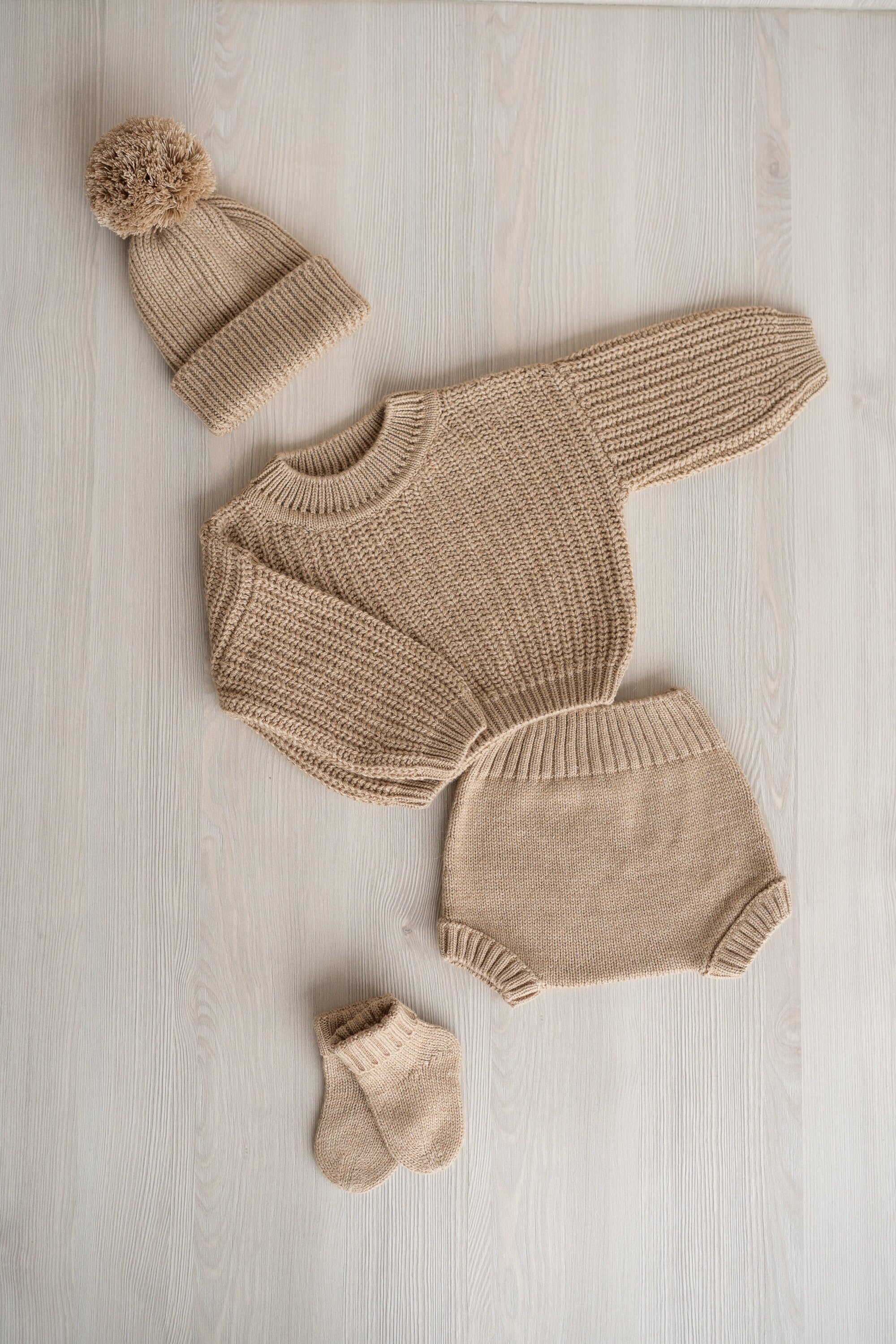 Newborn Coming Home Outfit with Knitted Baby Chunky Sweater, Bloomers, Socks and Hat with Pom Pom, Unisex Baby Knitted Sweater Outfit