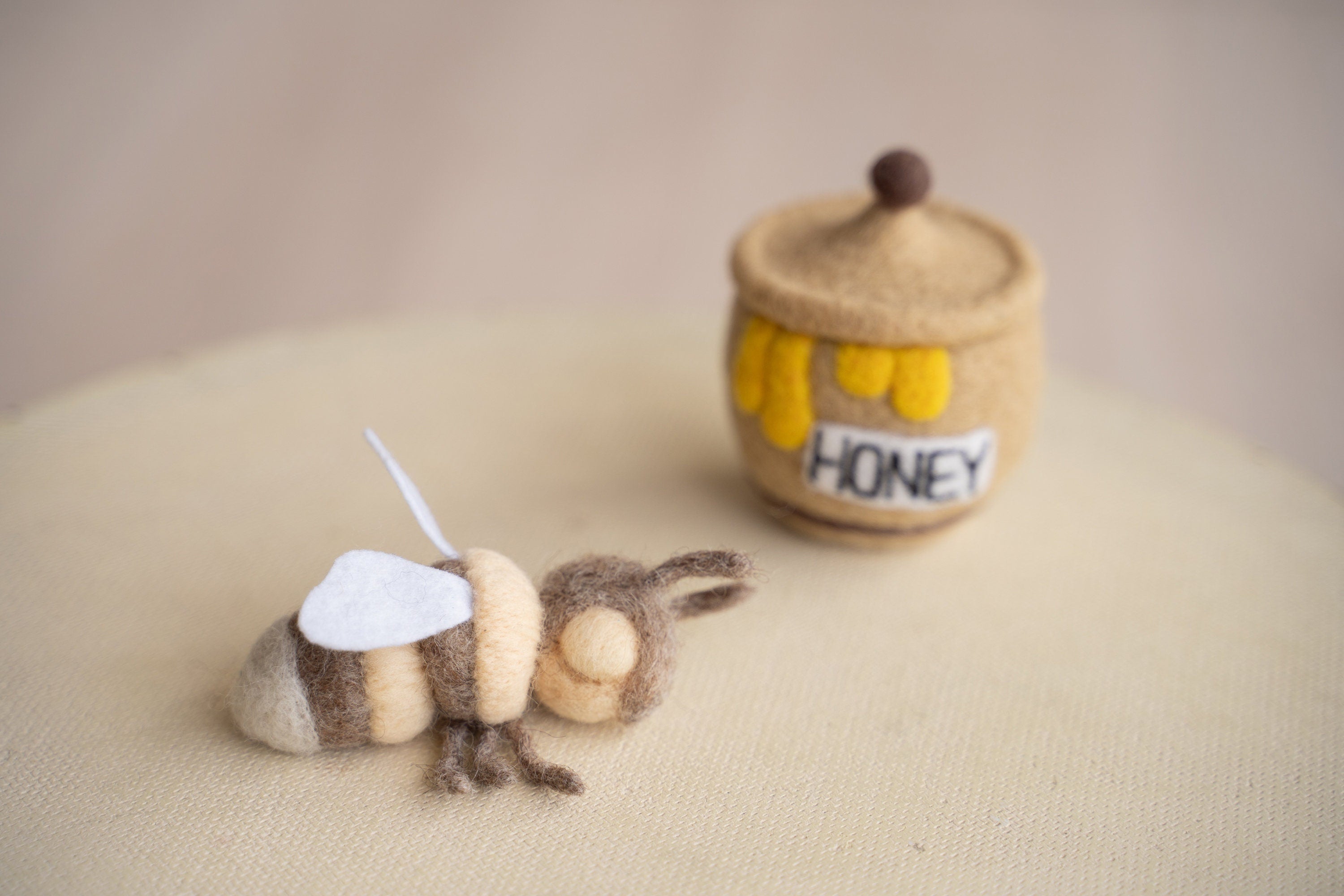 Newborn Felted Bee Photo Toy, Needle Felted Mini Bee Toy, Newborn Felted Props for Photography, Newborn Photography Props, Felt Bee Decor