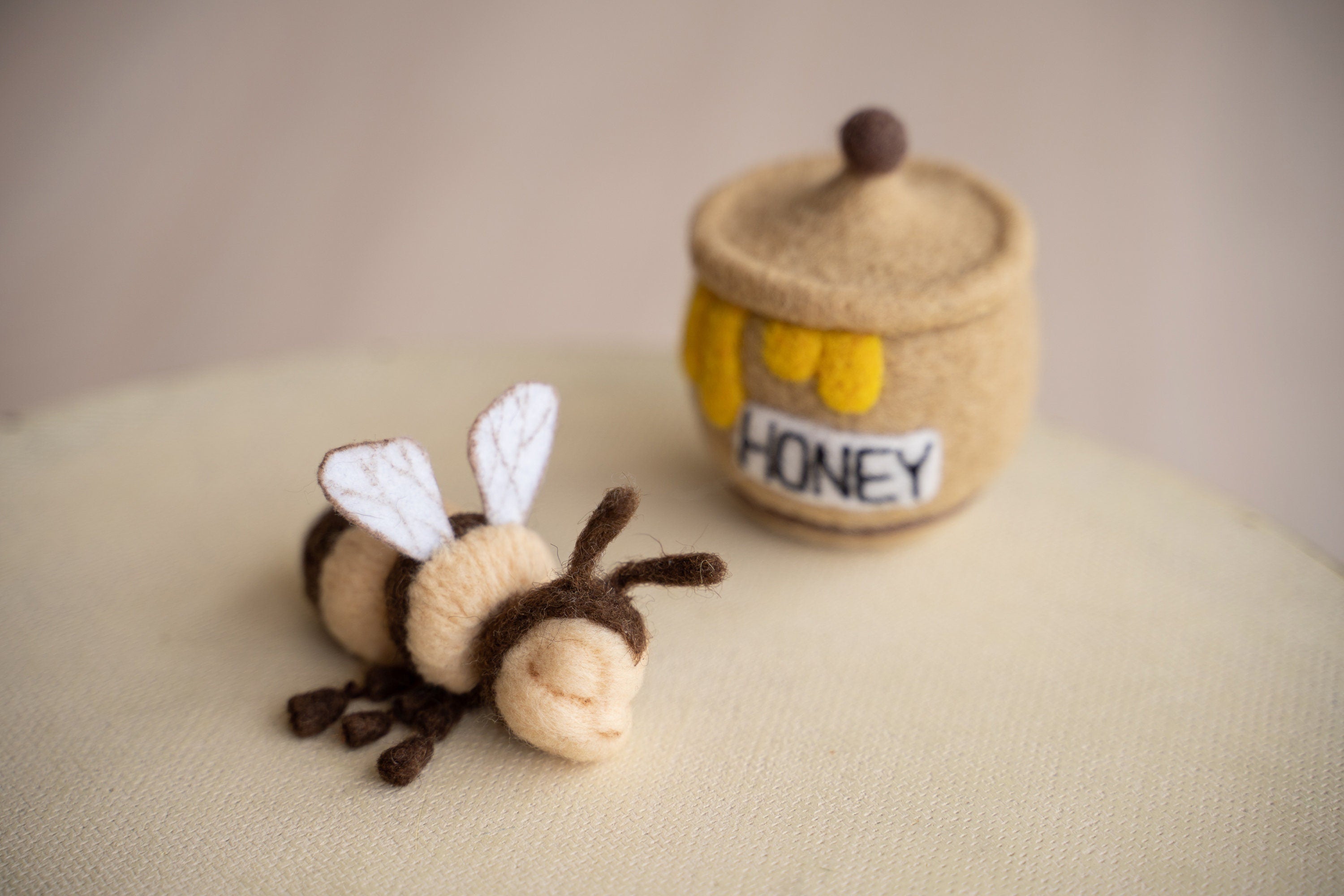 Newborn Felted Bee Photo Toy, Needle Felted Mini Bee Toy, Newborn Felted Props for Photography, Newborn Photography Props, Felt Bee Decor