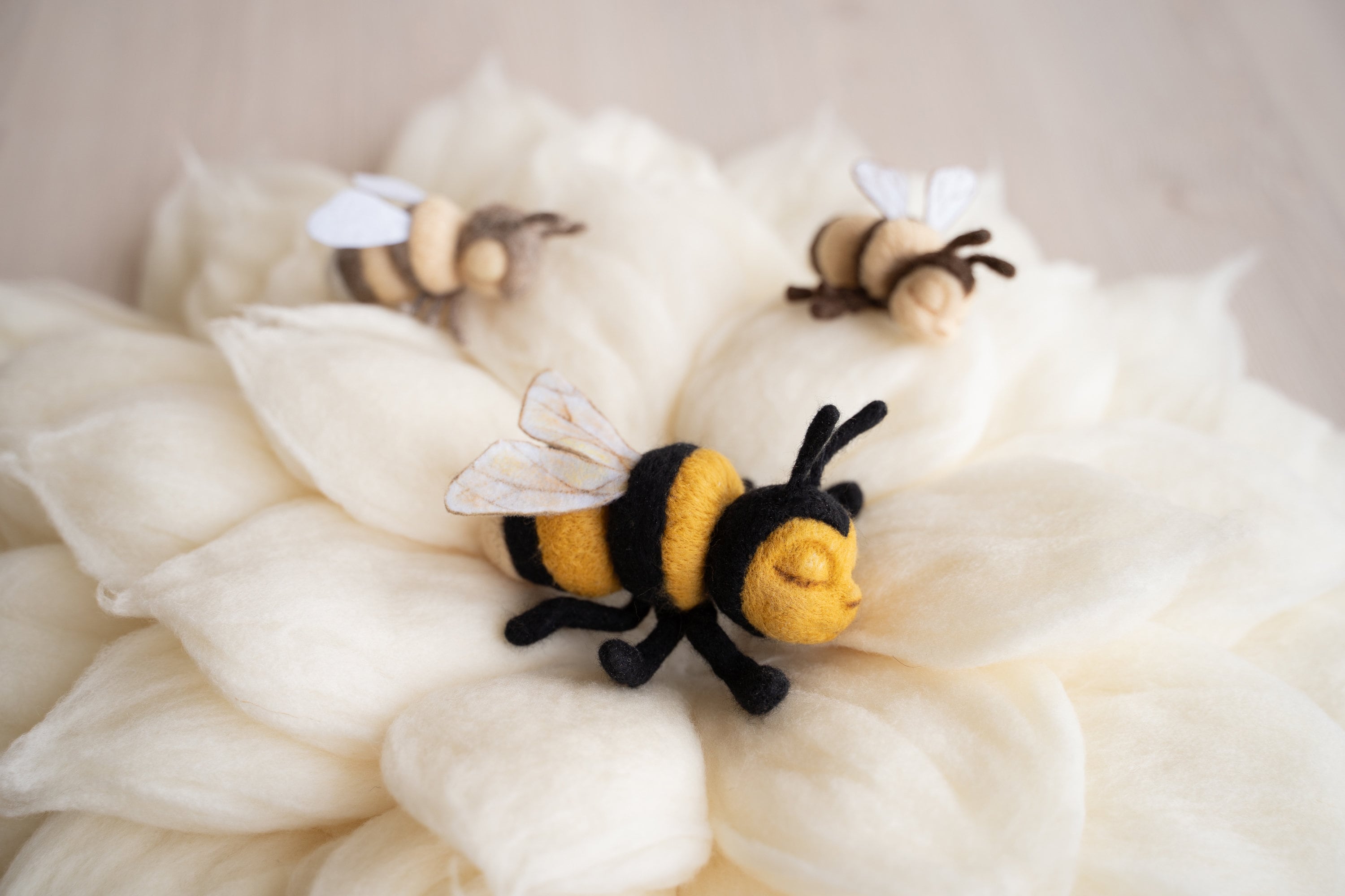Newborn Felted Bee Photo Toy, Needle Felted Mini Bee Toy, Newborn Felted Props for Photography, Newborn Photography Props, Felt Bee Decor