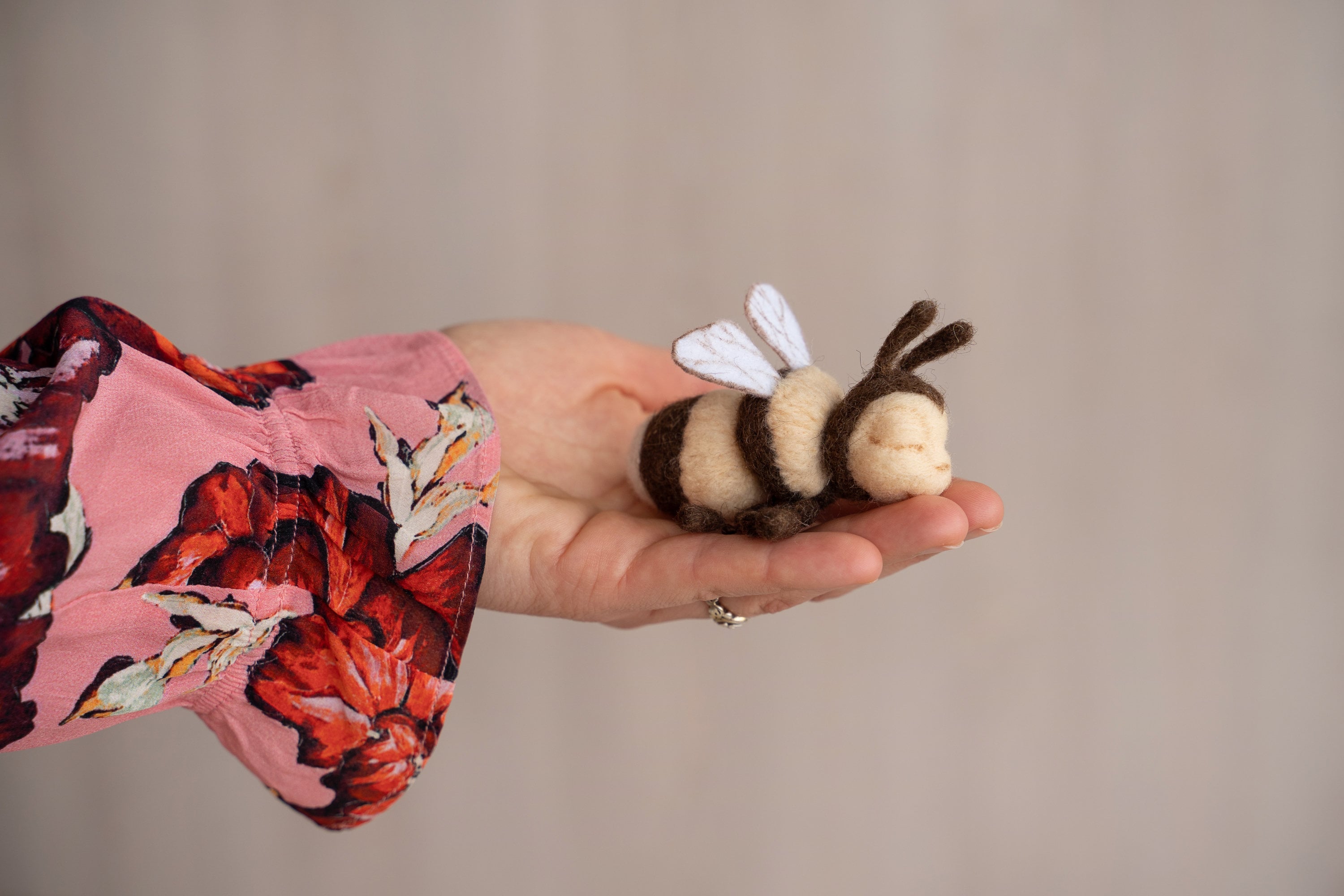 Newborn Felted Bee Photo Toy, Needle Felted Mini Bee Toy, Newborn Felted Props for Photography, Newborn Photography Props, Felt Bee Decor