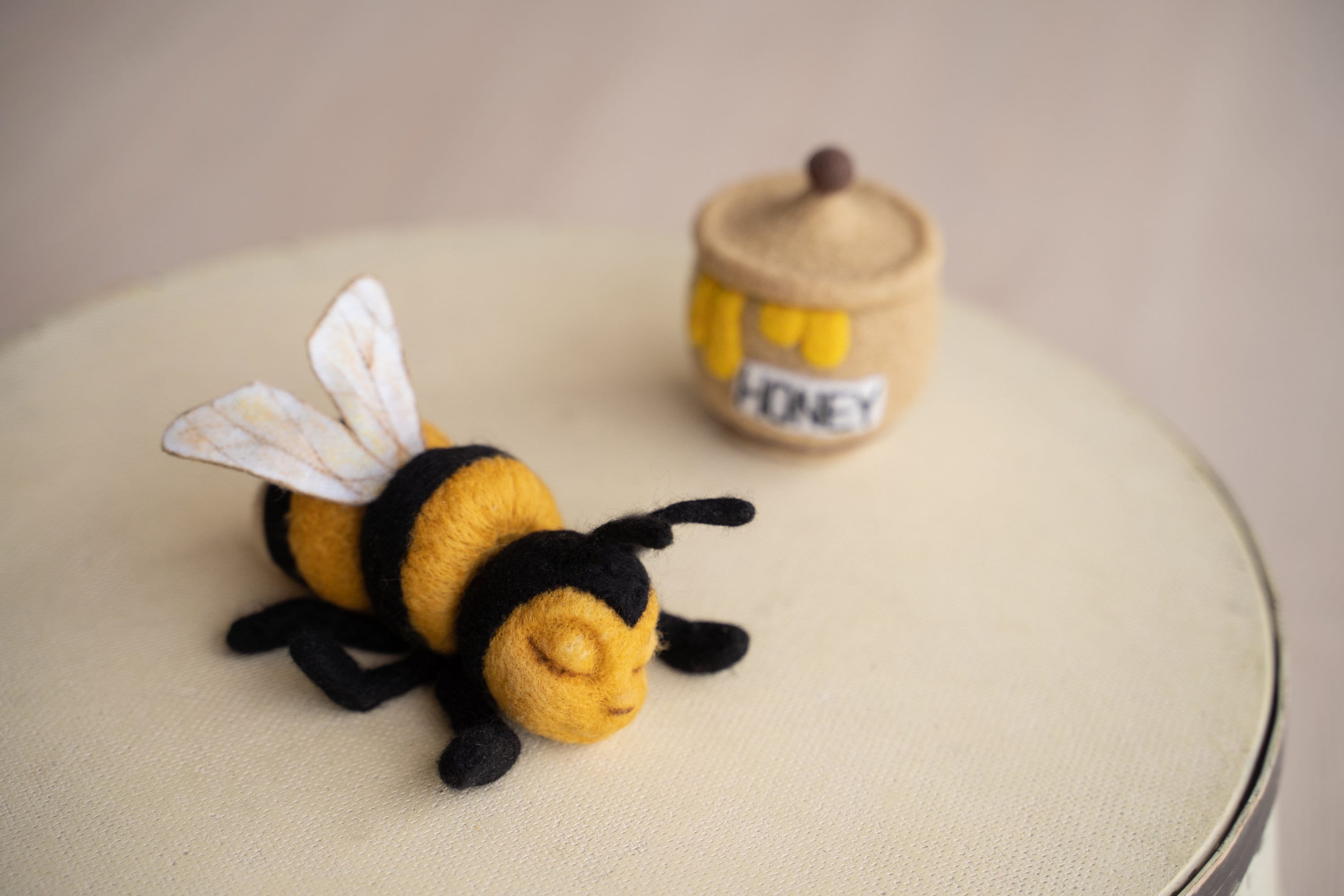 Newborn Felted Bee Photo Toy, Needle Felted Mini Bee Toy, Newborn Felted Props for Photography, Newborn Photography Props, Felt Bee Decor