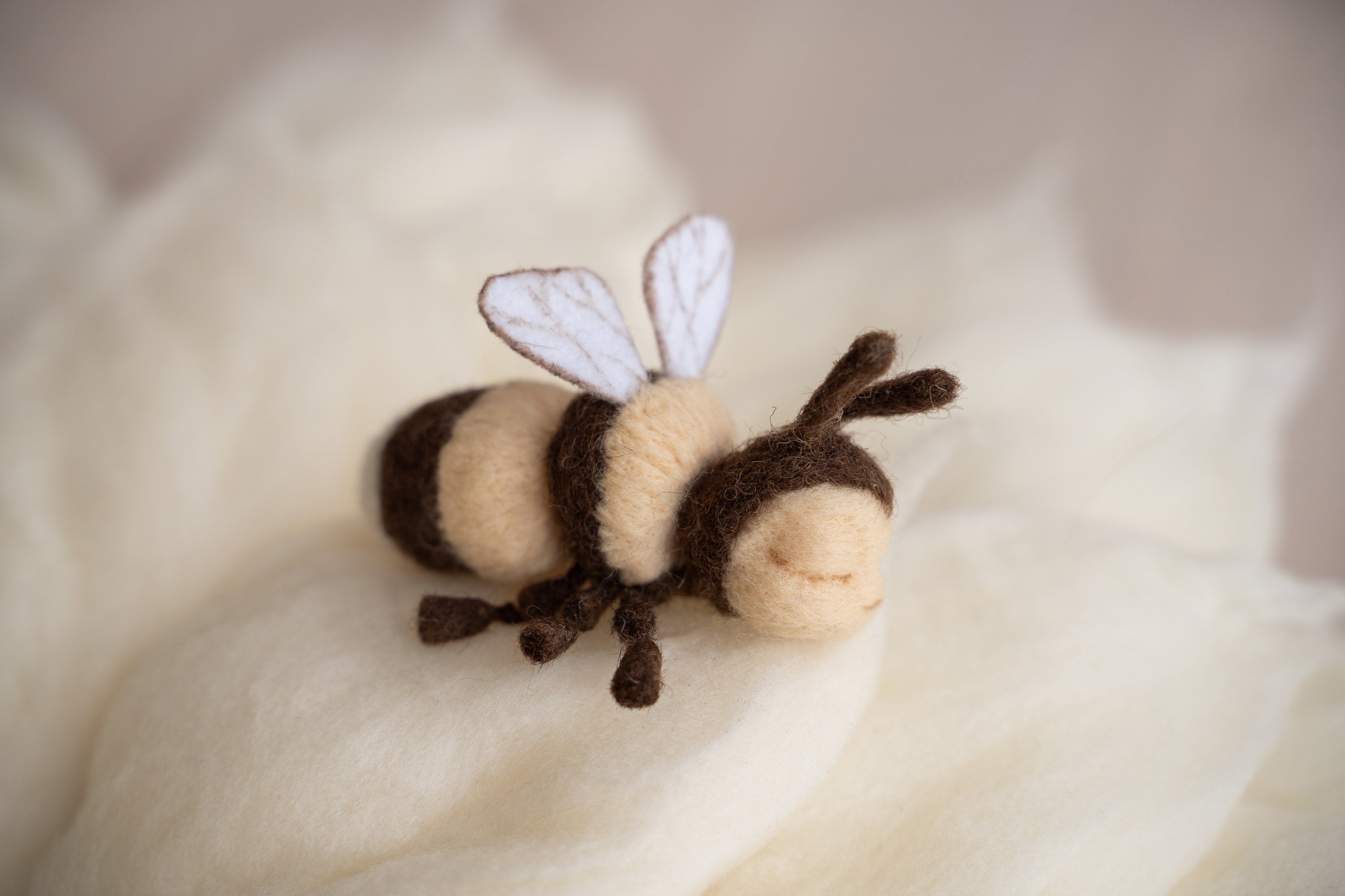 Newborn Felted Bee Photo Toy, Needle Felted Mini Bee Toy, Newborn Felted Props for Photography, Newborn Photography Props, Felt Bee Decor