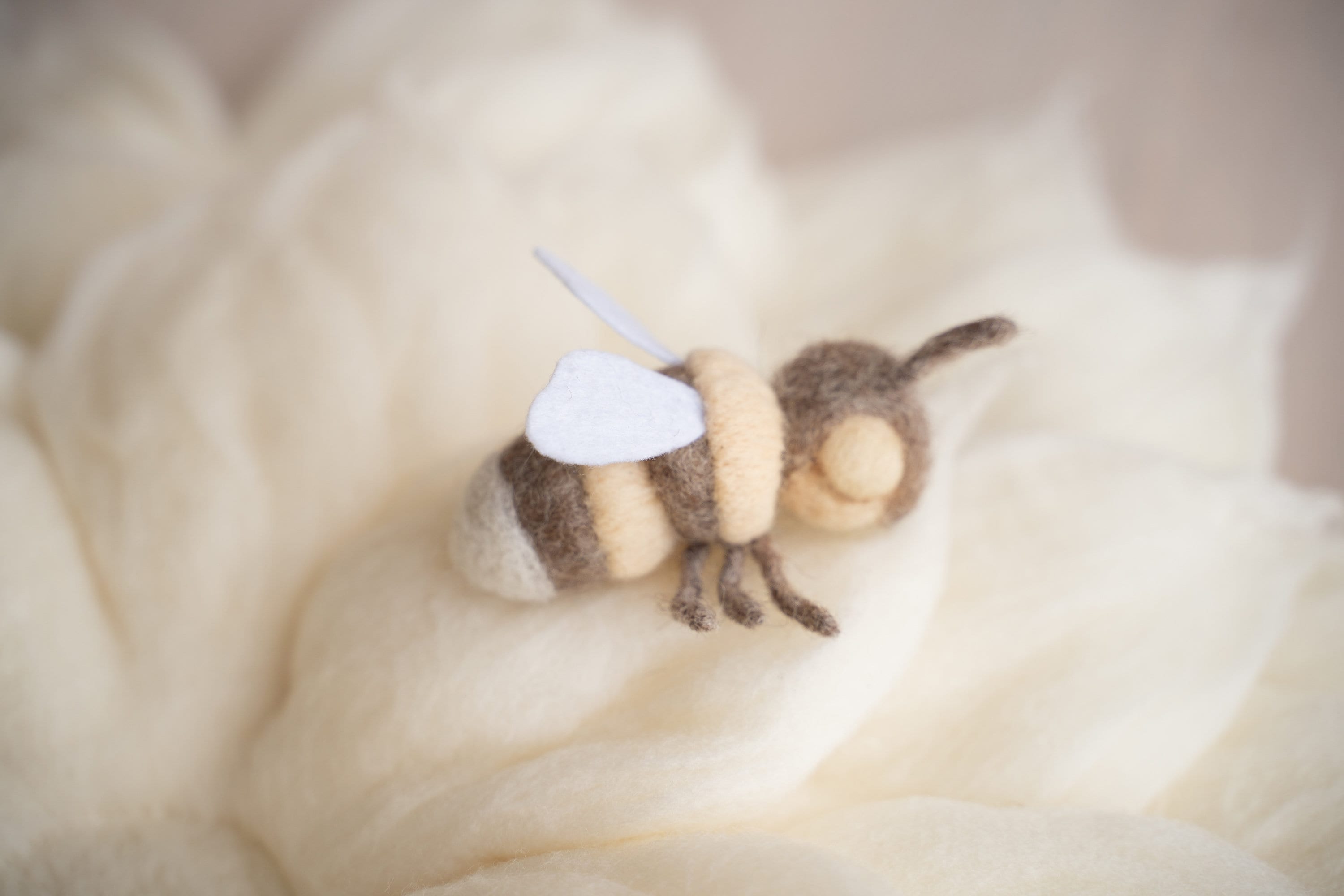 Newborn Felted Bee Photo Toy, Needle Felted Mini Bee Toy, Newborn Felted Props for Photography, Newborn Photography Props, Felt Bee Decor