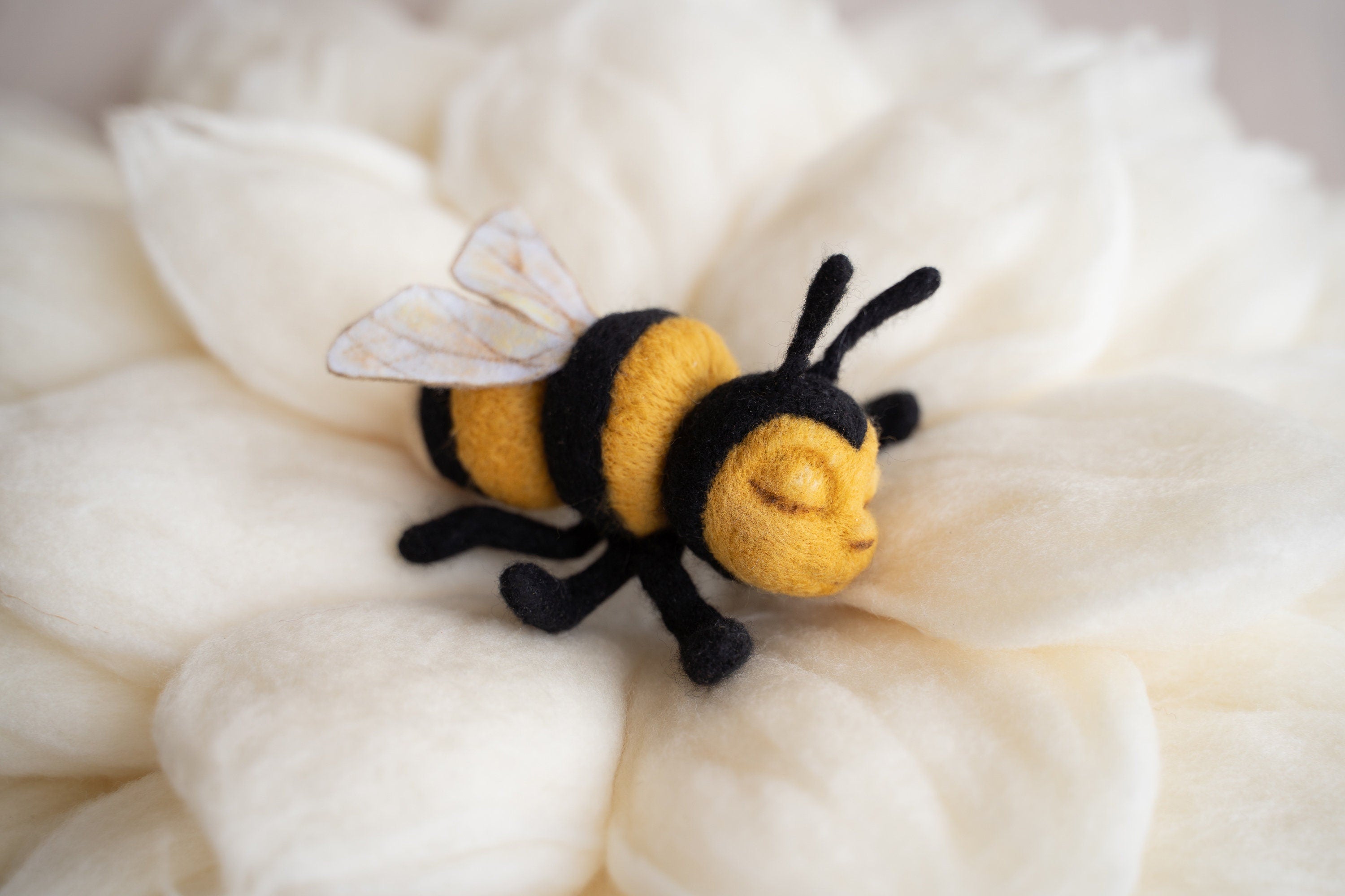 Newborn Felted Bee Photo Toy, Needle Felted Mini Bee Toy, Newborn Felted Props for Photography, Newborn Photography Props, Felt Bee Decor