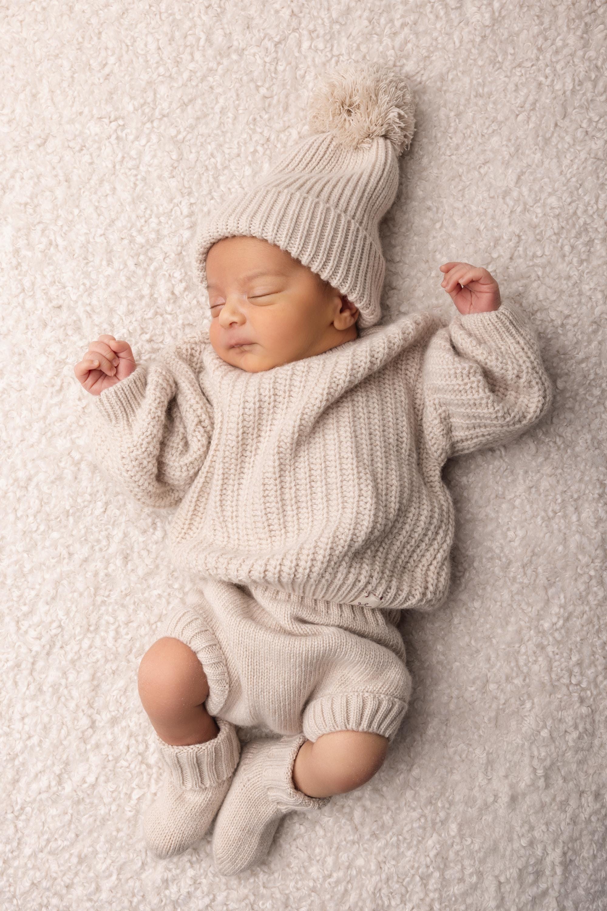 Newborn Coming Home Outfit with Knitted Baby Chunky Sweater, Bloomers, Socks and Hat with Pom Pom, Unisex Baby Knitted Sweater Outfit