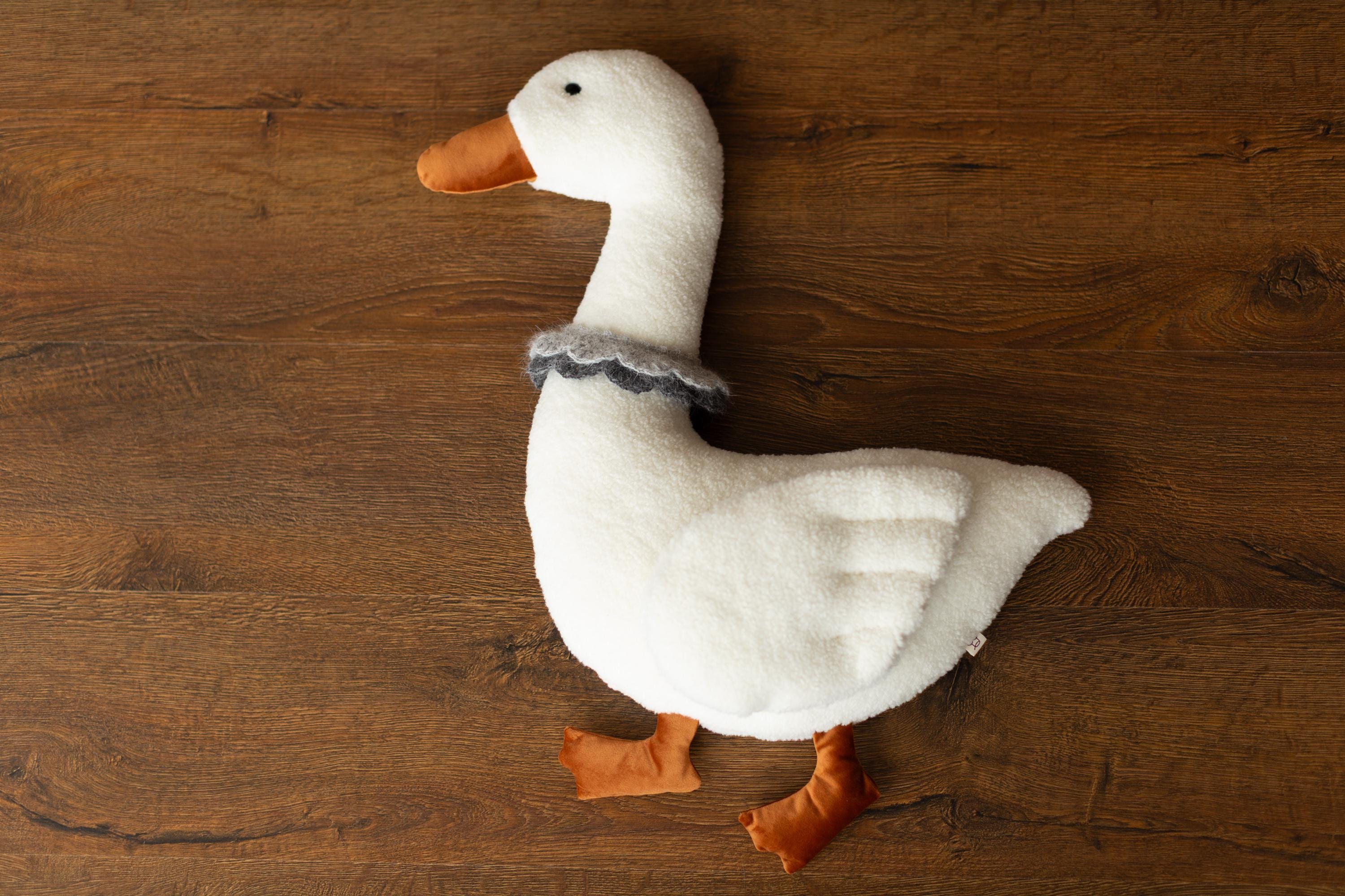 Newborn Goose Posing Toy, Newborn Animal Posing Pillow for Newborn Photography prop, Newborn Stuffed Animal Pillow, Baby Goose Pillow Toy