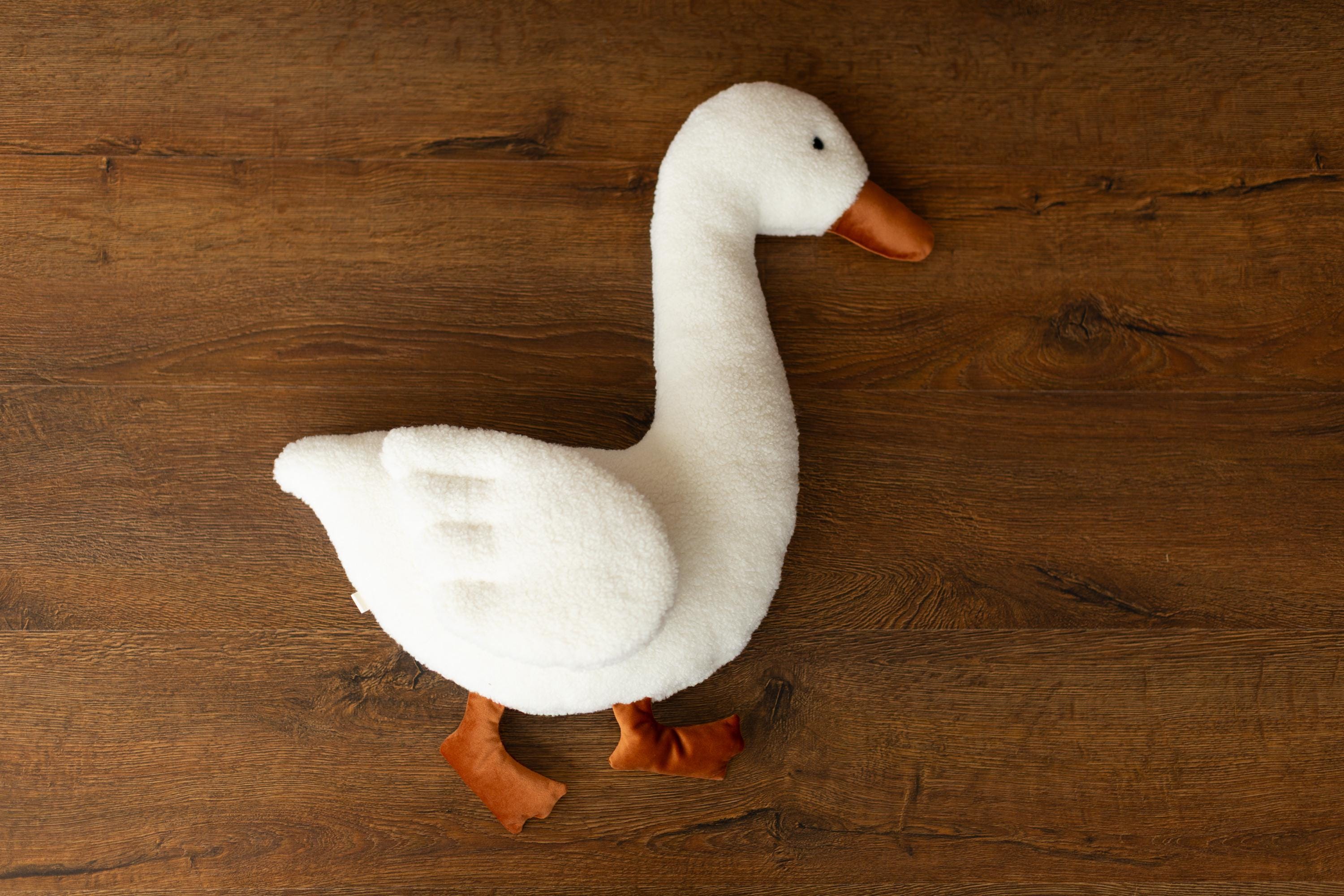 Newborn Goose Posing Toy, Newborn Animal Posing Pillow for Newborn Photography prop, Newborn Stuffed Animal Pillow, Baby Goose Pillow Toy