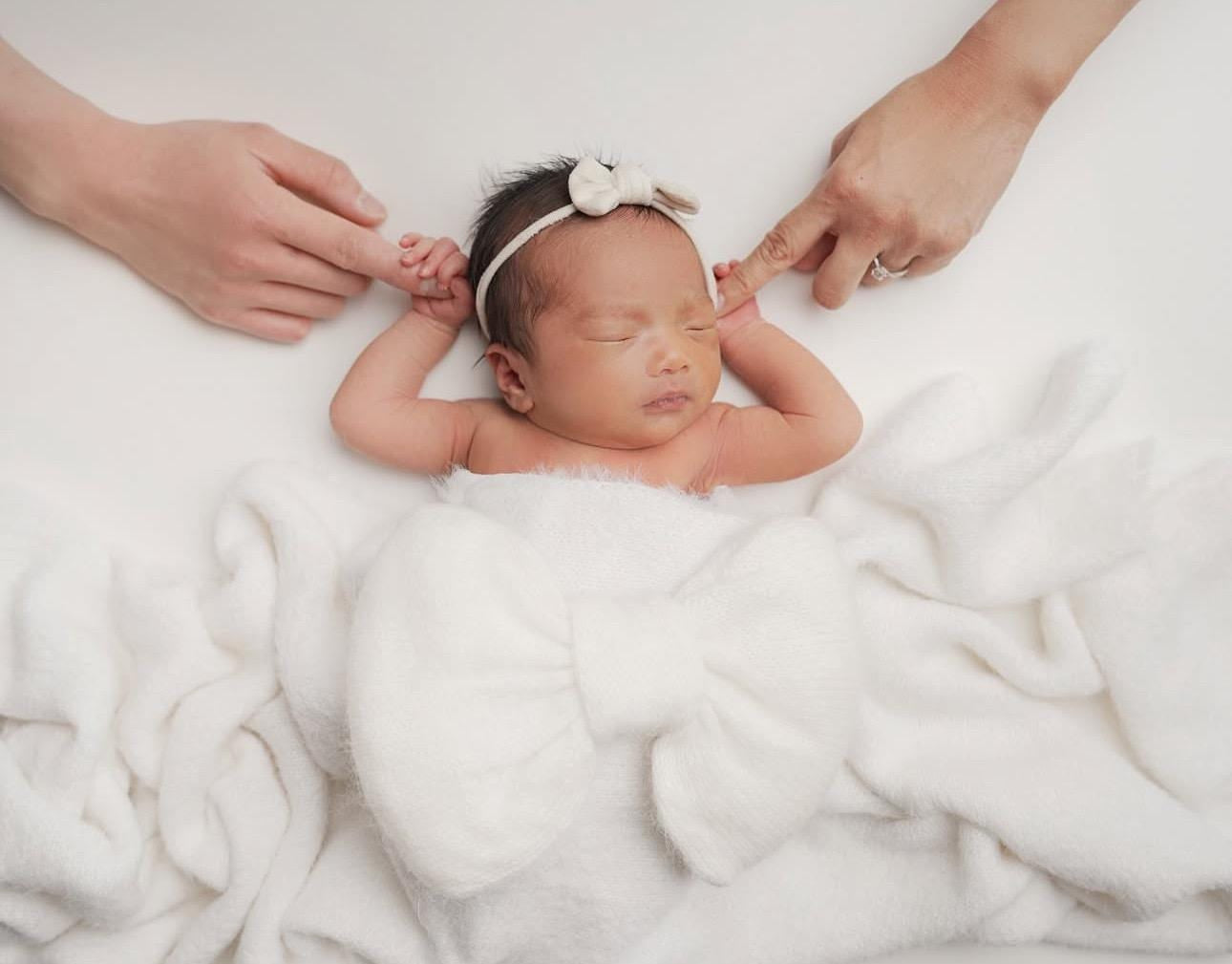 Knitted Bow Brooch for Newborn Wraps, Newborn Knitted Bow Pin, Newborn Bow Wrap, Newborn Photography Props, Newborn Photography Wrap Bow