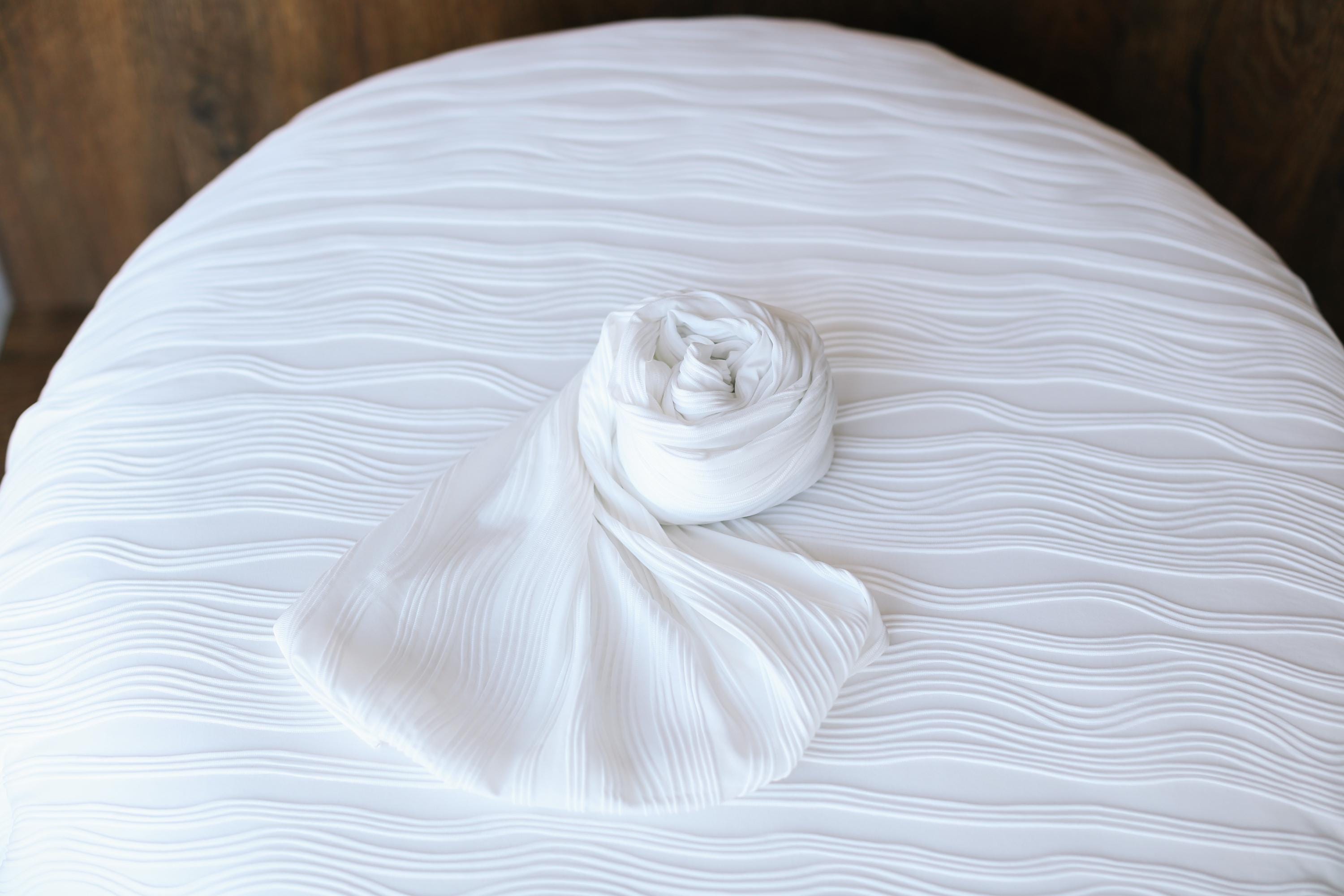 White Wavy Fabric Backdrop and Wrap Set for Newborn Photography Props Set, Textured Newborn Posing Fabric and Stretch Newborn Wrap