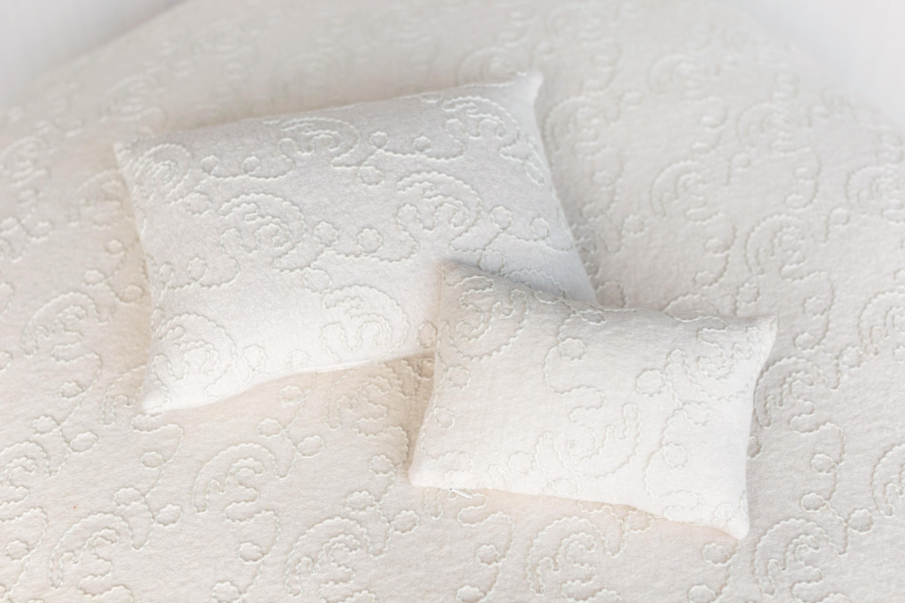 White Embossed Newborn Posing Pillow with Removable Pillowcase, Newborn Photography Prop, Textured Baby Photo Pillow Backdrop Cover Set