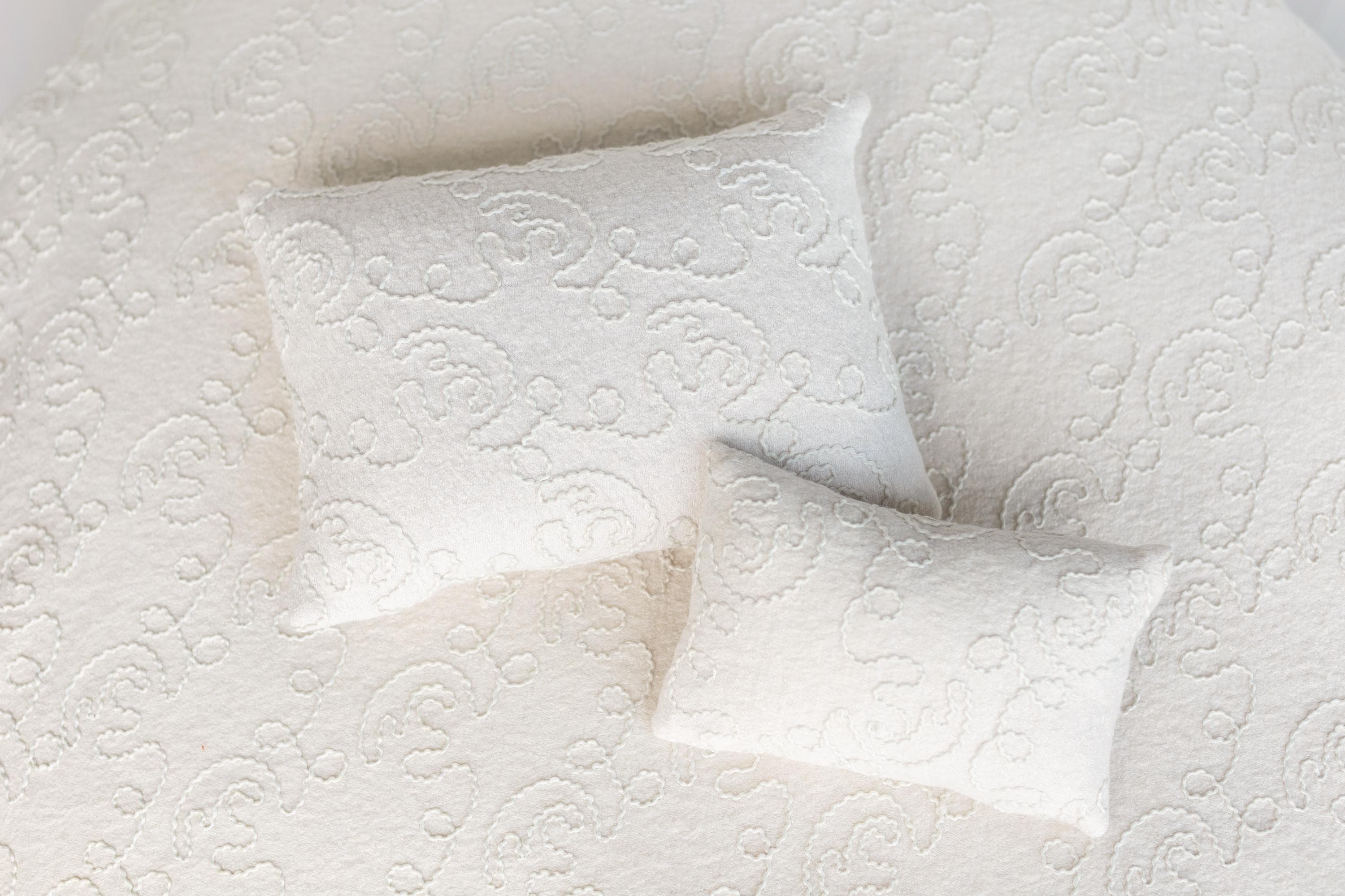 White Embossed Newborn Posing Pillow with Removable Pillowcase, Newborn Photography Prop, Textured Baby Photo Pillow Backdrop Cover Set