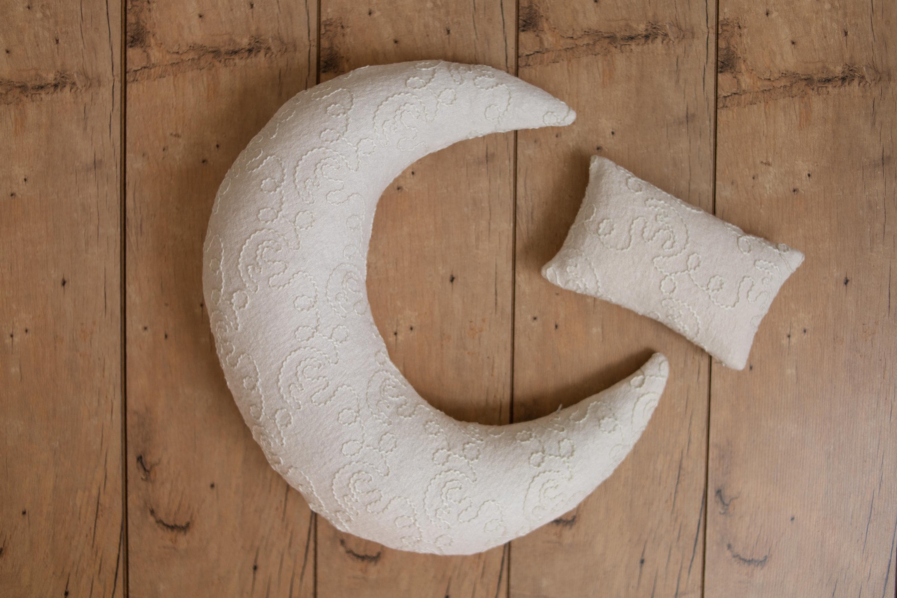 White Embossed Newborn Posing Pillow with Removable Pillowcase, Newborn Photography Prop, Textured Baby Photo Pillow Backdrop Cover Set