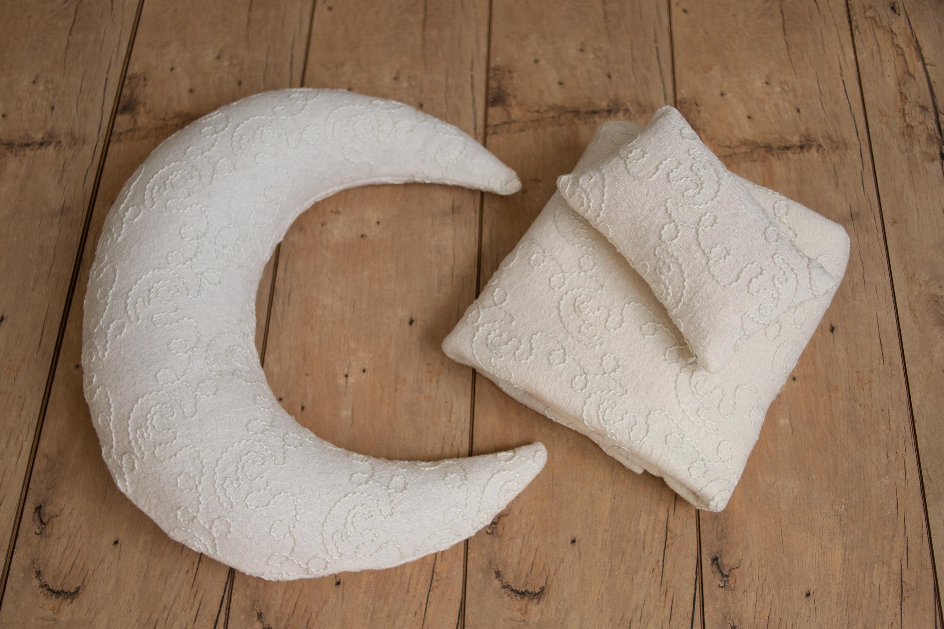 White Embossed Newborn Posing Pillow with Removable Pillowcase, Newborn Photography Prop, Textured Baby Photo Pillow Backdrop Cover Set