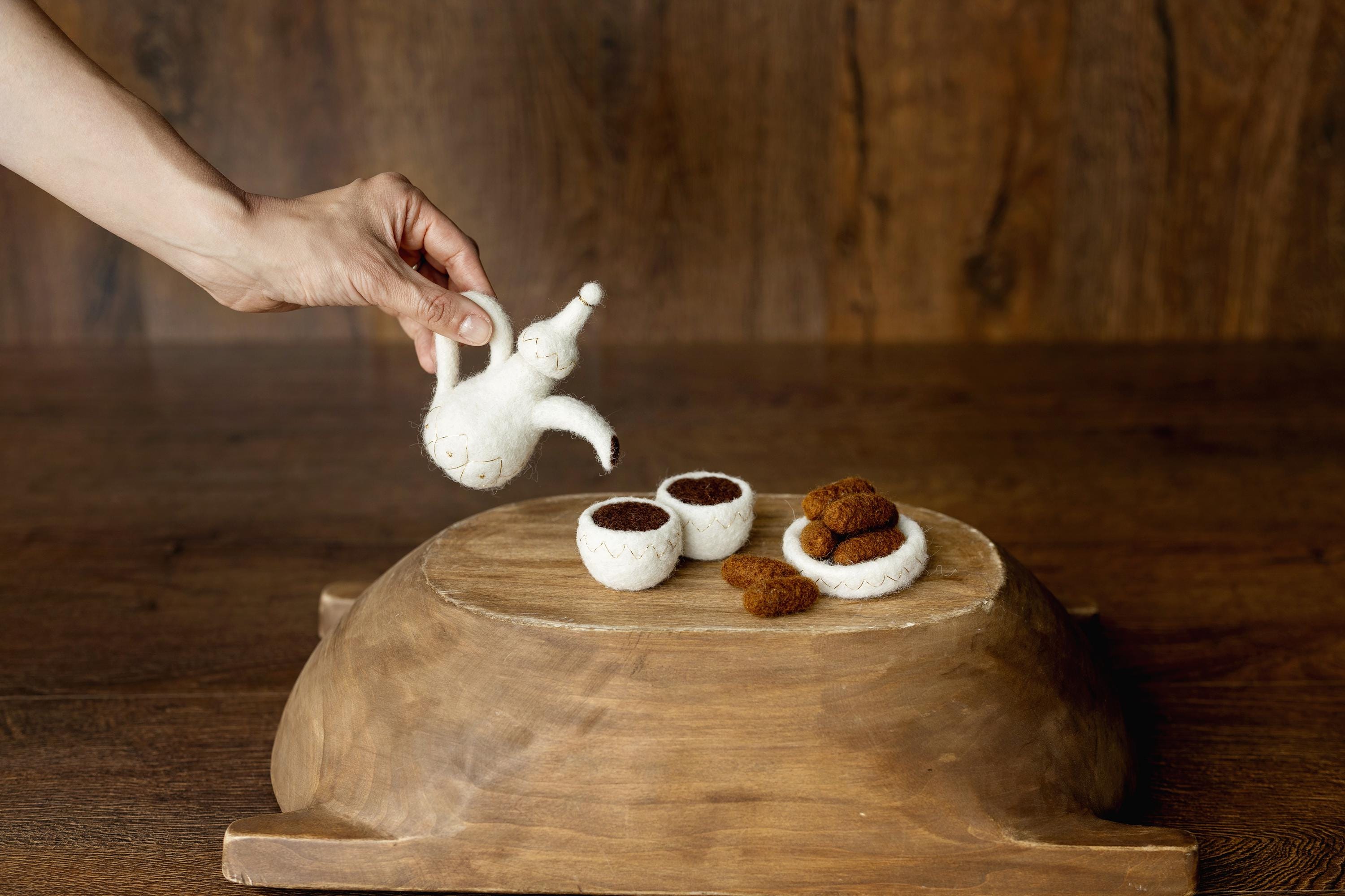 Felted Wool Arabic Tea Set for Newborn Photography Props, Handmade Camel and Falcon Toys, Middle Eastern Nursery Decor