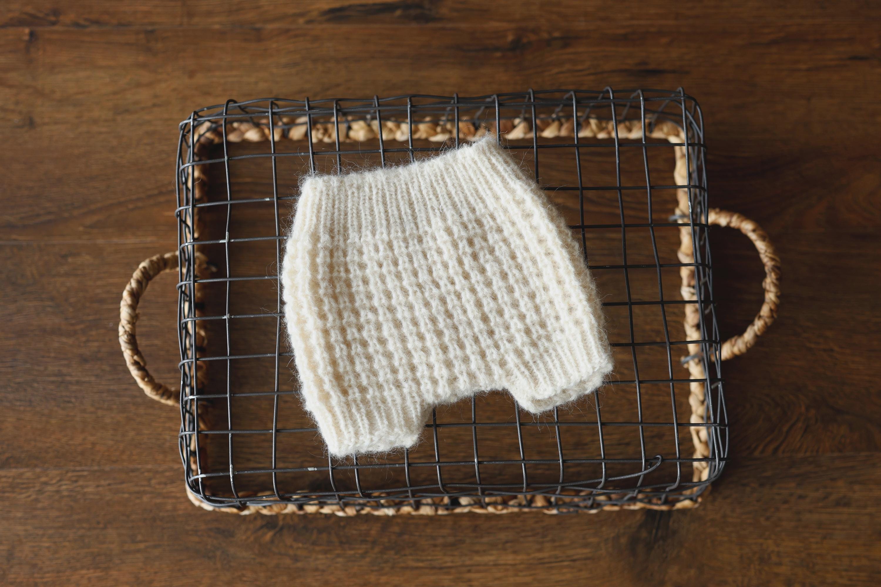 Soft Mohair Newborn Ruffle-Knit Shorts, Gender-Neutral Baby Bloomers for Photography, Special Occasion Outfit Accessory