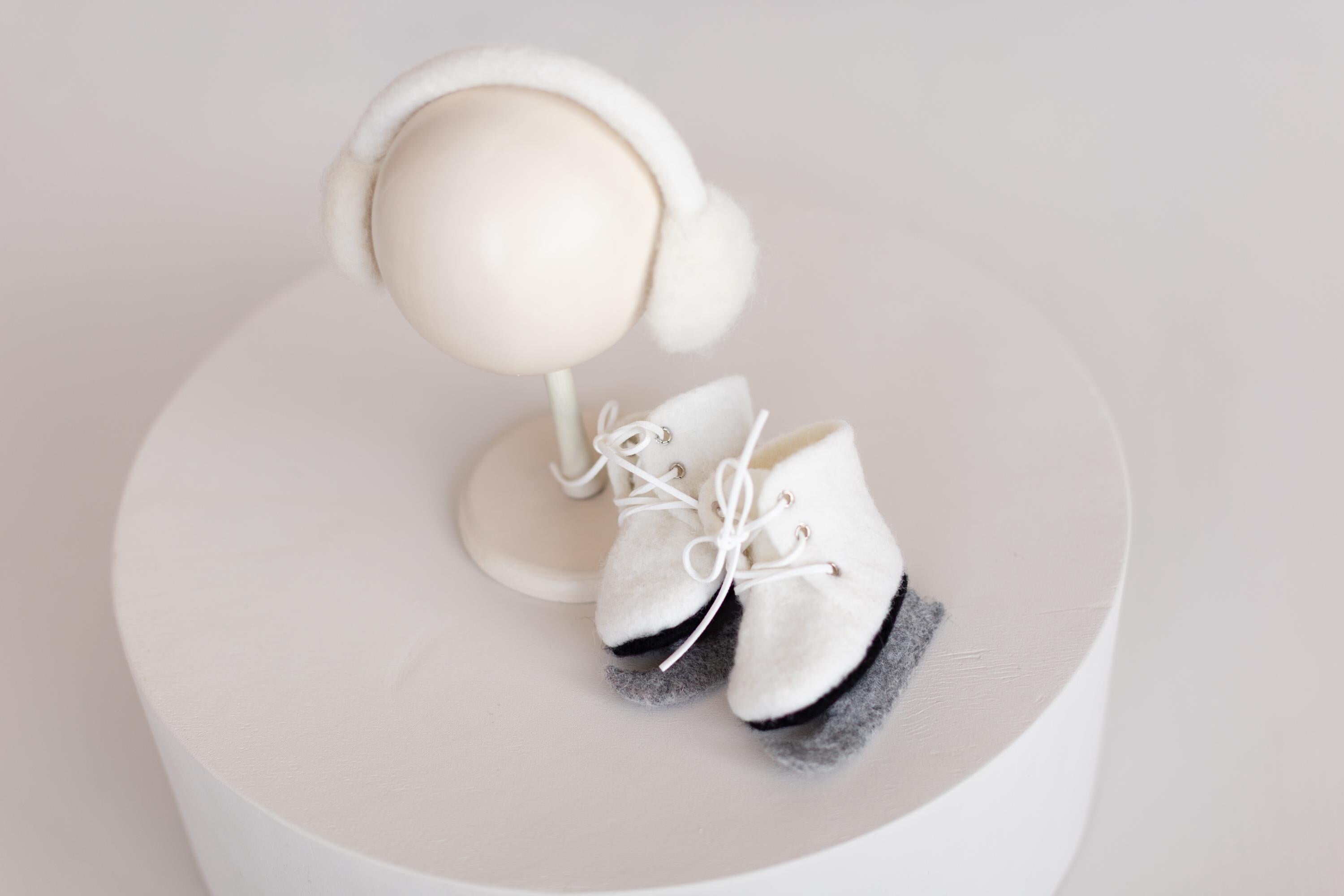 Felted Wool Ice Skates and Earmuffs for Newborn Photography Props, Winter Baby Photoshoot Accessories, Christmas Newborn Photo Outfit