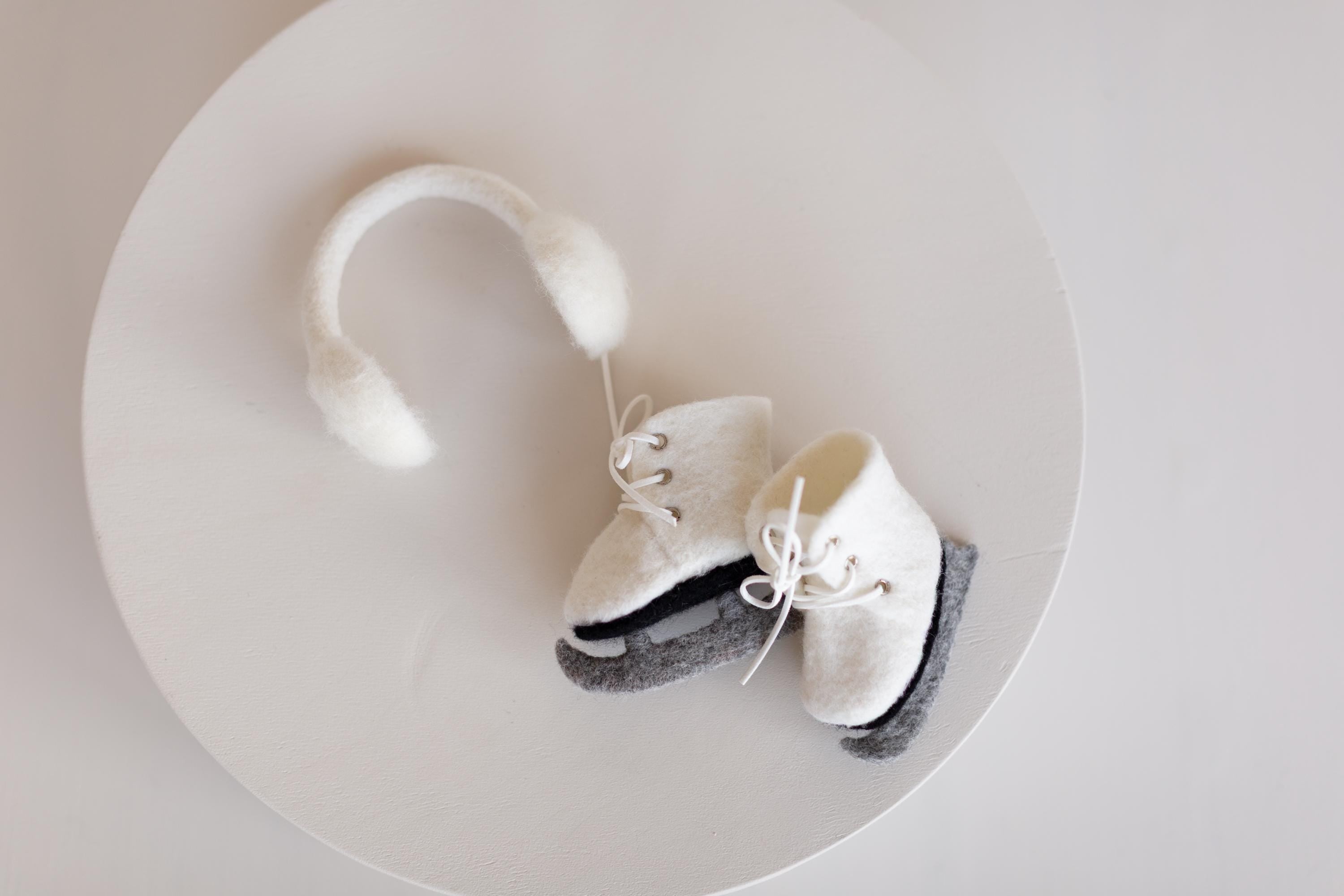 Felted Wool Ice Skates and Earmuffs for Newborn Photography Props, Winter Baby Photoshoot Accessories, Christmas Newborn Photo Outfit