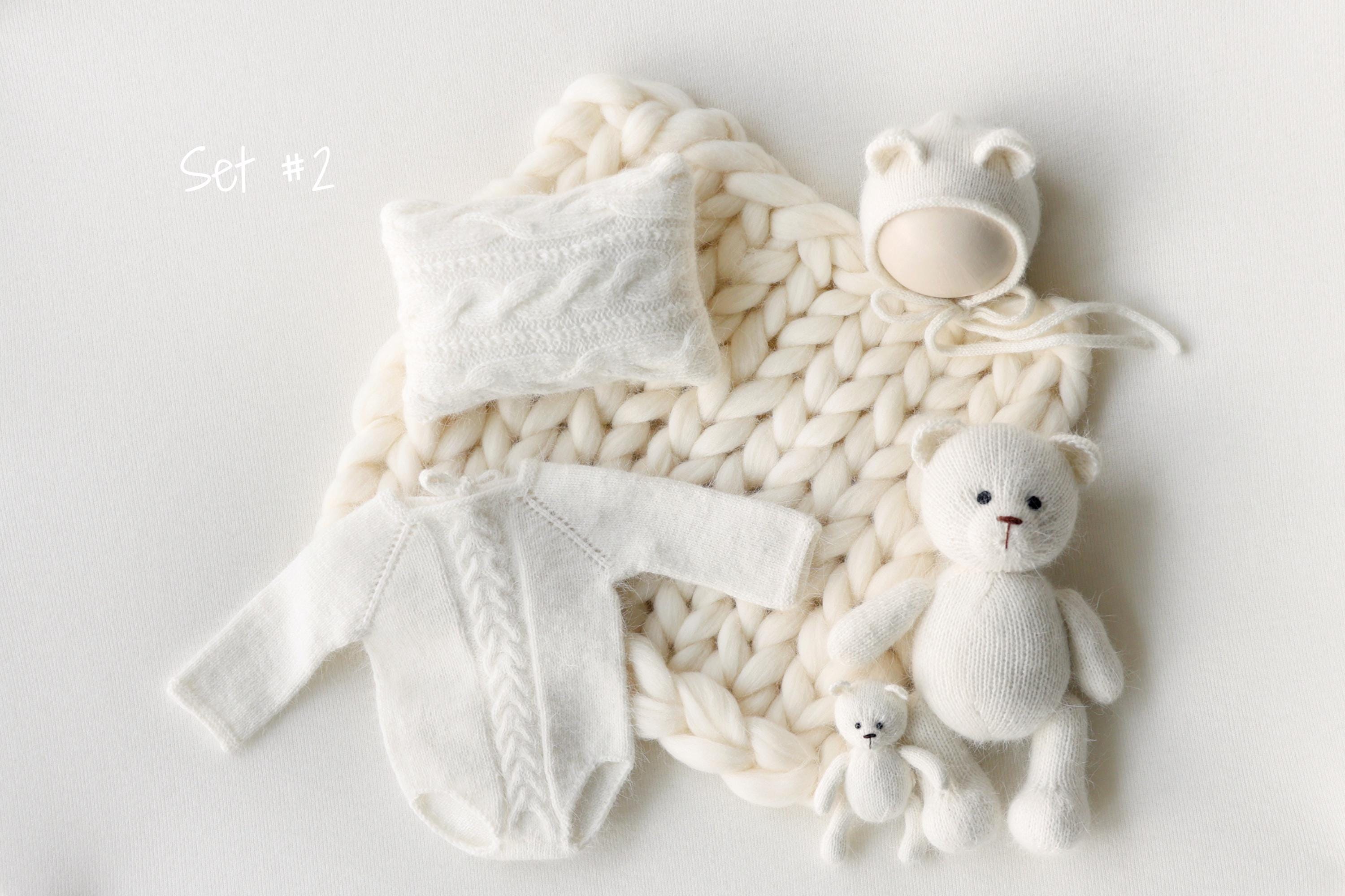 White Newborn Photography Props Set, Light Ribbed Posing Fabric Backdrop with Merino Wool Blanket and Matching Newborn Props for photography