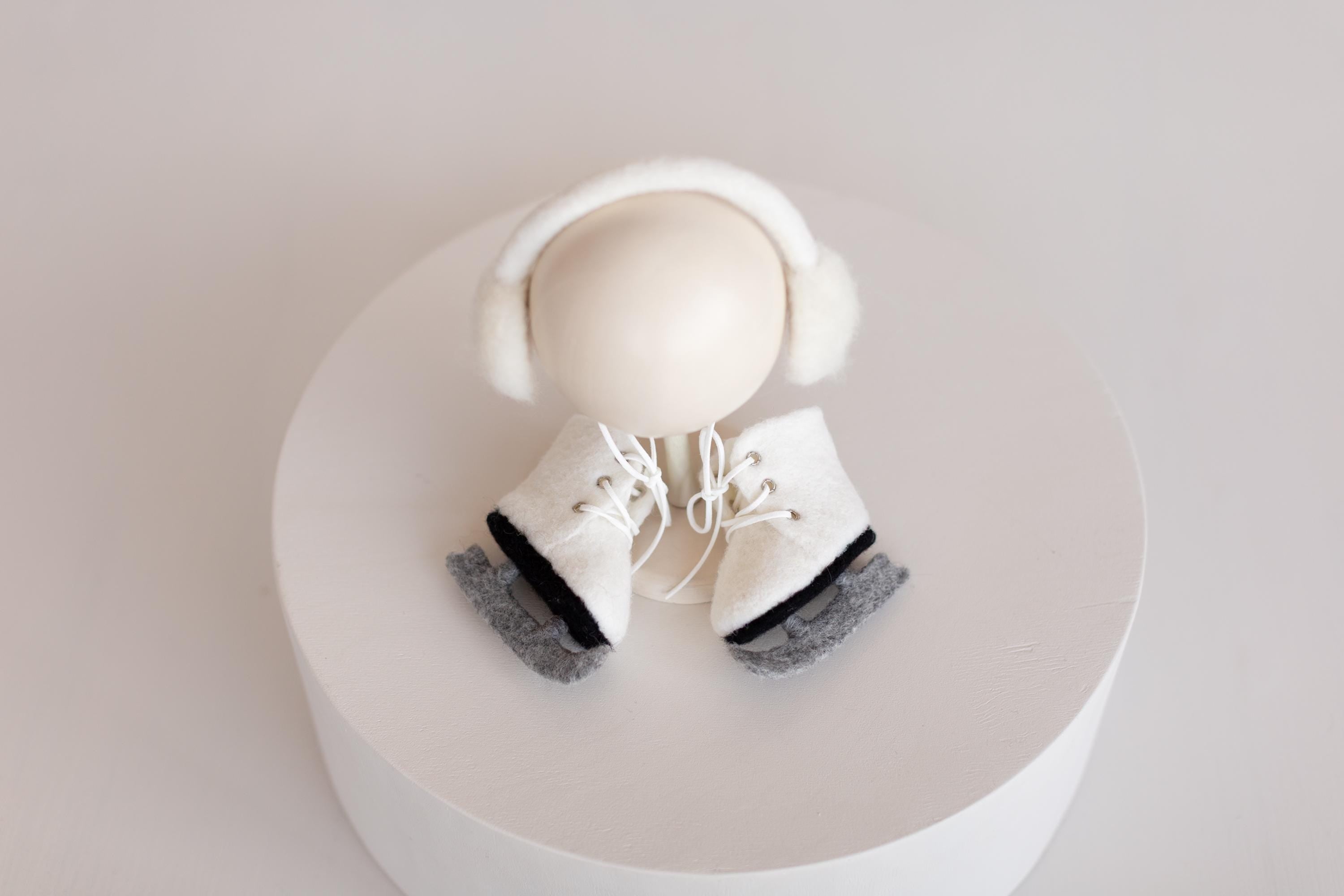 Felted Wool Ice Skates and Earmuffs for Newborn Photography Props, Winter Baby Photoshoot Accessories, Christmas Newborn Photo Outfit