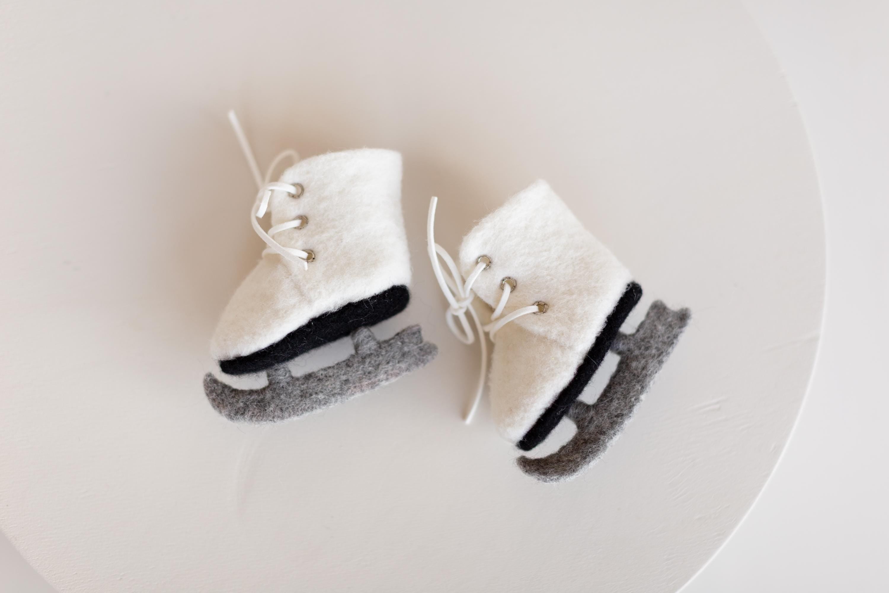 Felted Wool Ice Skates and Earmuffs for Newborn Photography Props, Winter Baby Photoshoot Accessories, Christmas Newborn Photo Outfit