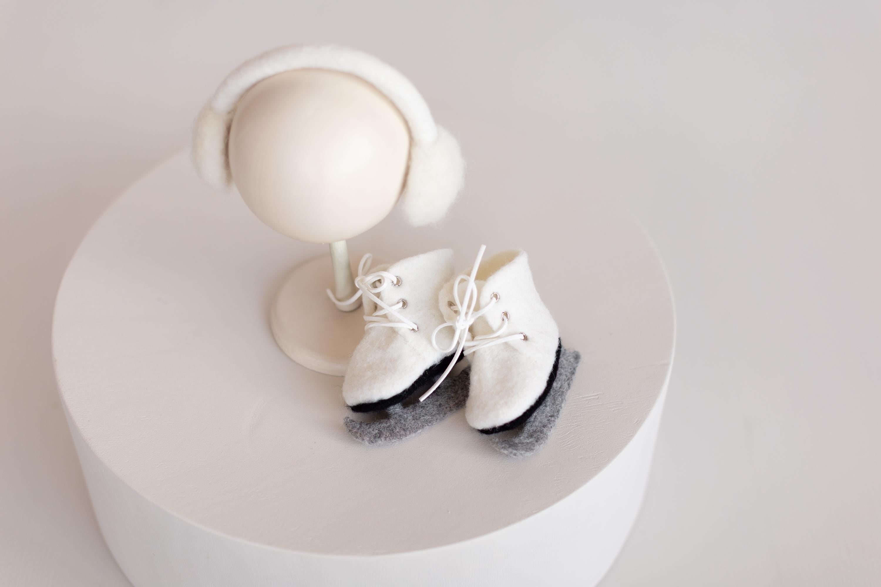 Felted Wool Ice Skates and Earmuffs for Newborn Photography Props, Winter Baby Photoshoot Accessories, Christmas Newborn Photo Outfit