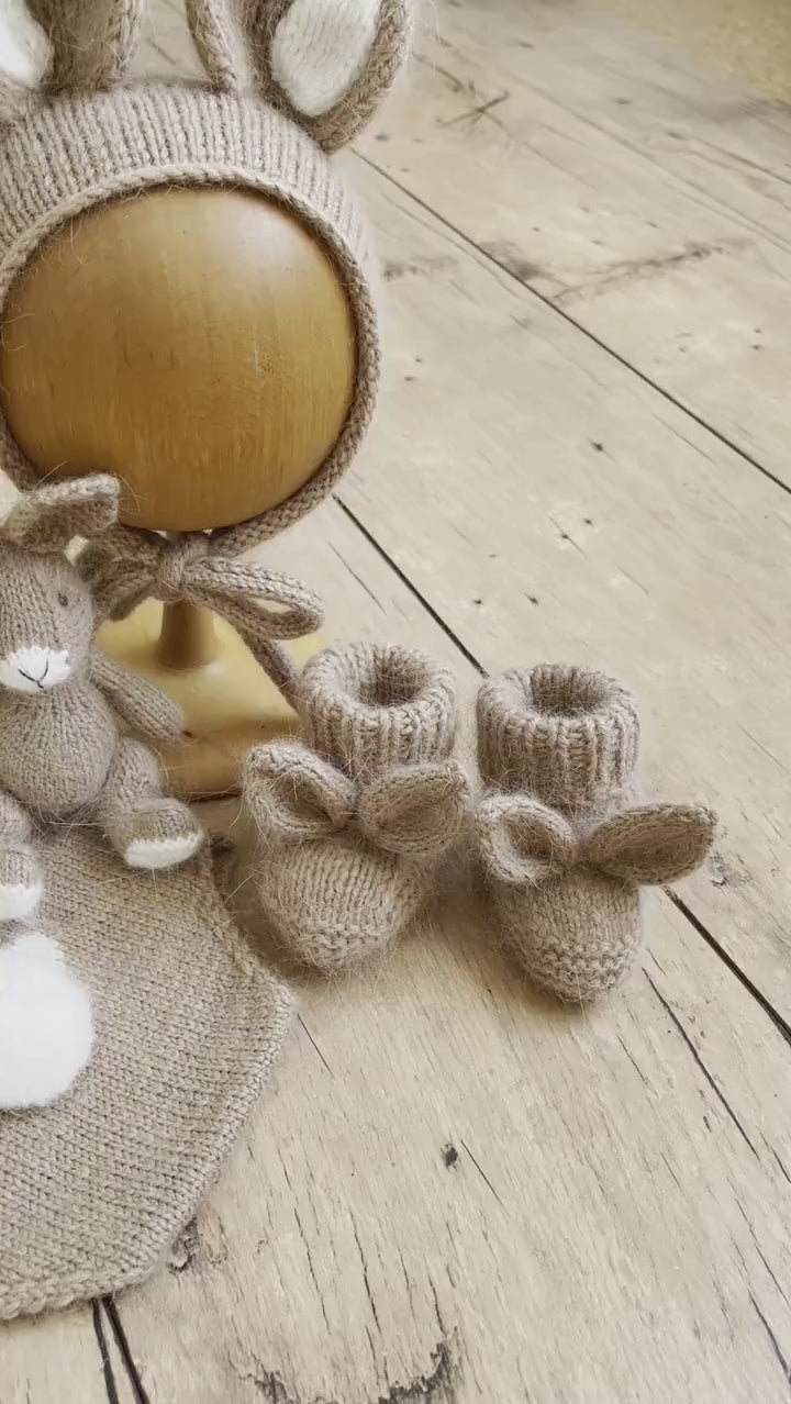 Newborn Bunny Outfit Socks, Newborn Rabbit Socks, Newborn Photography props, Newborn Knit Booties, Rabbit Newborn Outfit, Knit Bunny Socks